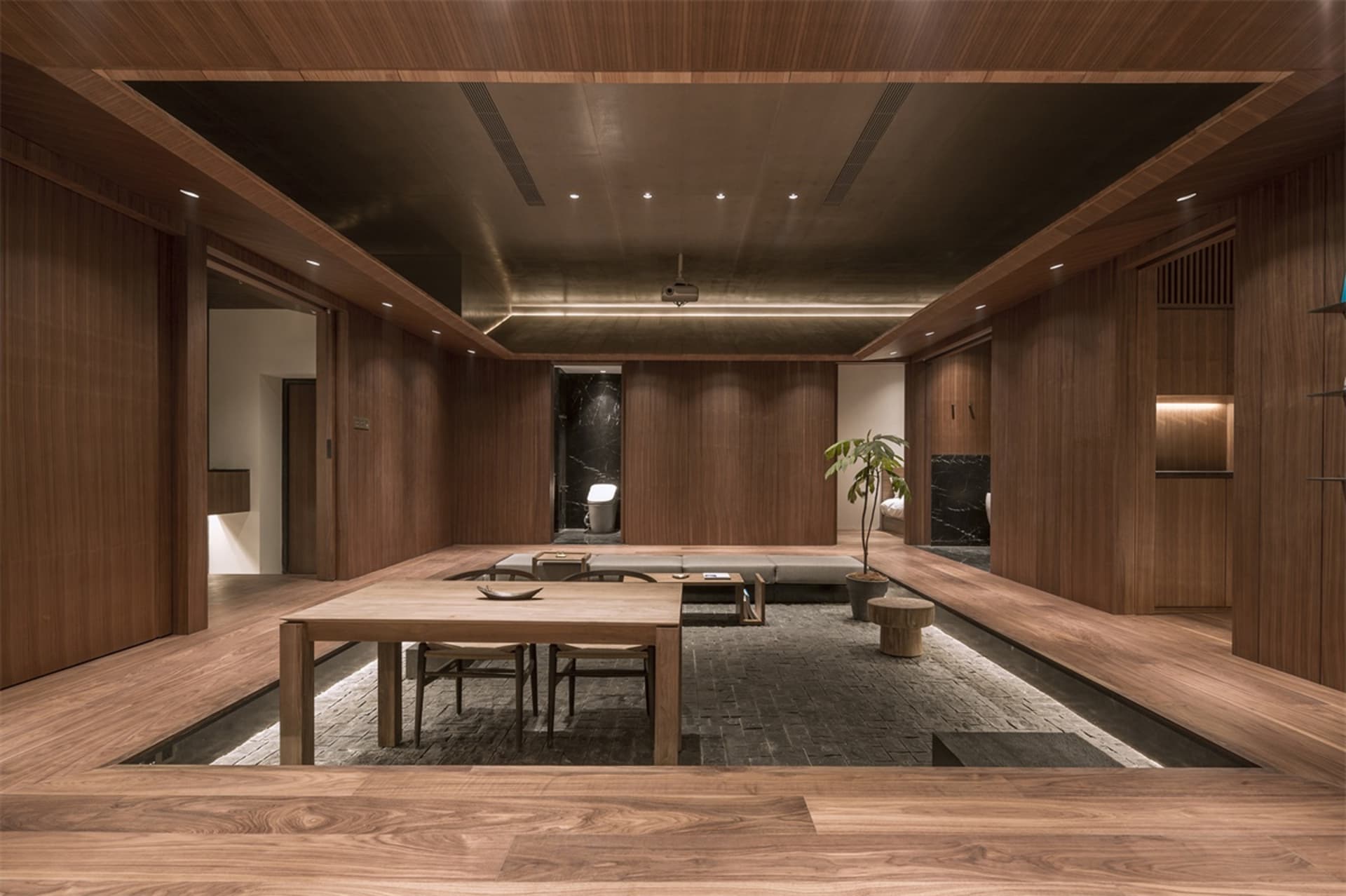 簡約餐廳室內空間,搭配木質元素與座位區