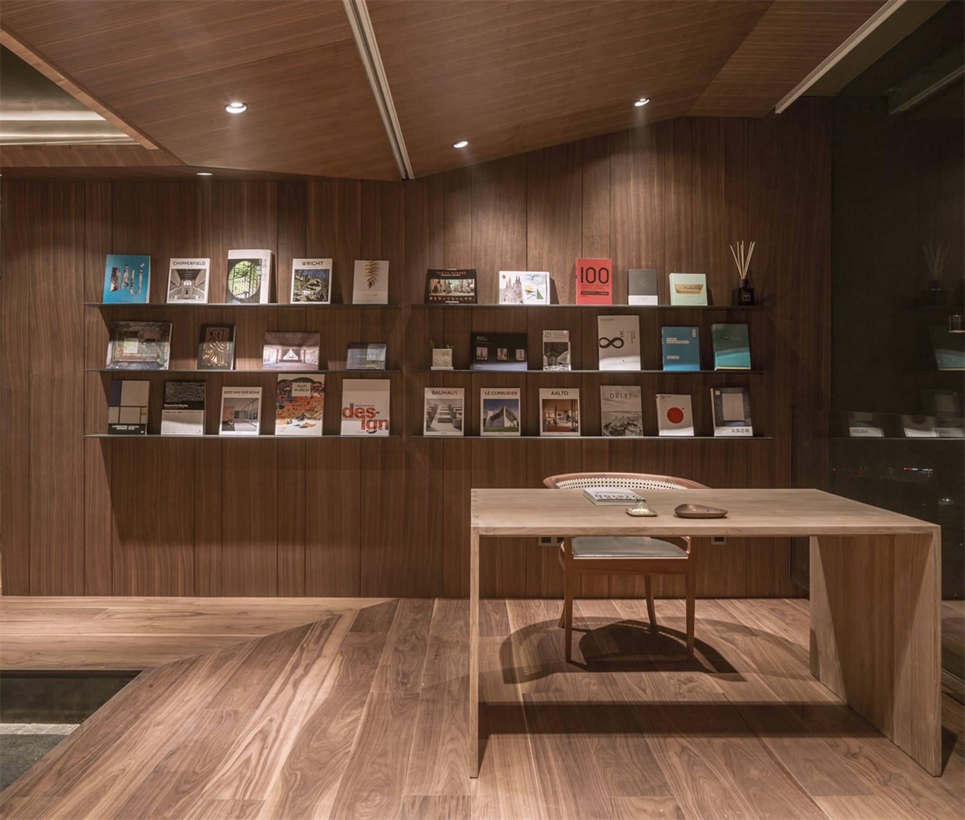 現代書店內有木製書架、書籍和書桌。