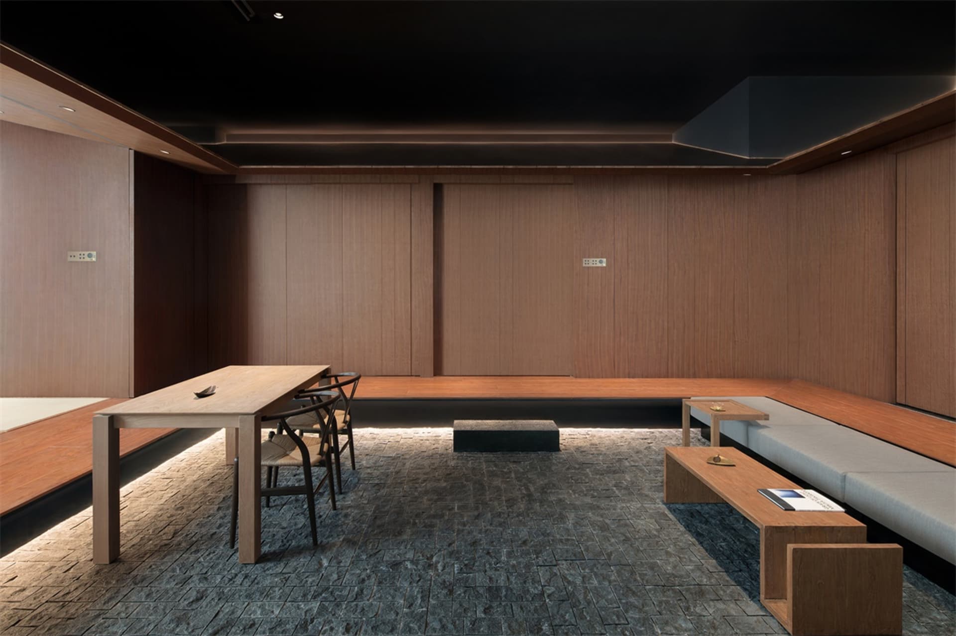現代餐廳室內空間,搭配木質家具、餐桌與長椅。