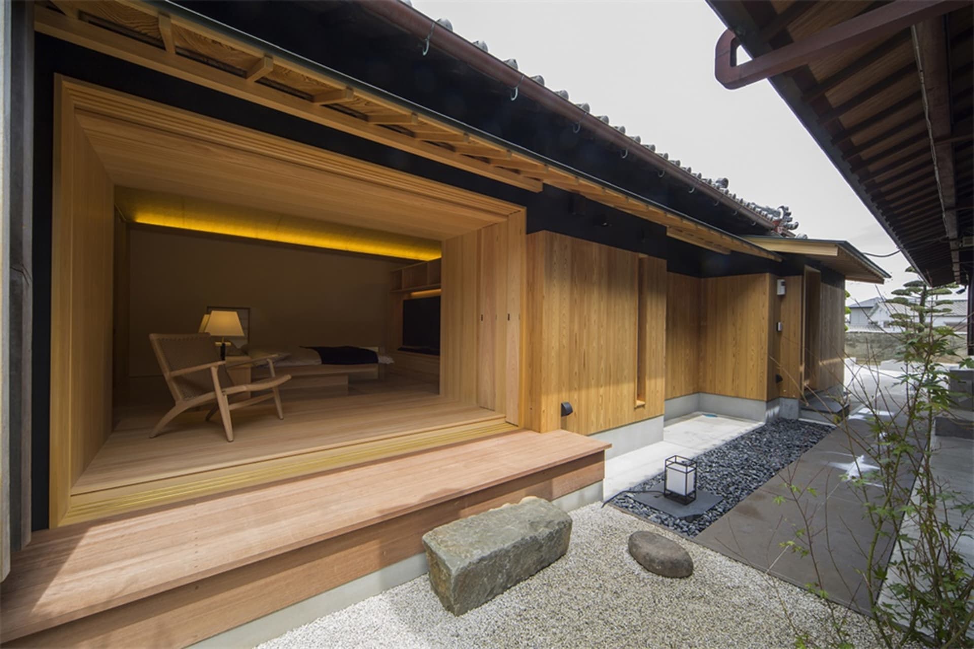 極簡住宅室內空間，木質牆面與地板，搭配舒適的座位區。