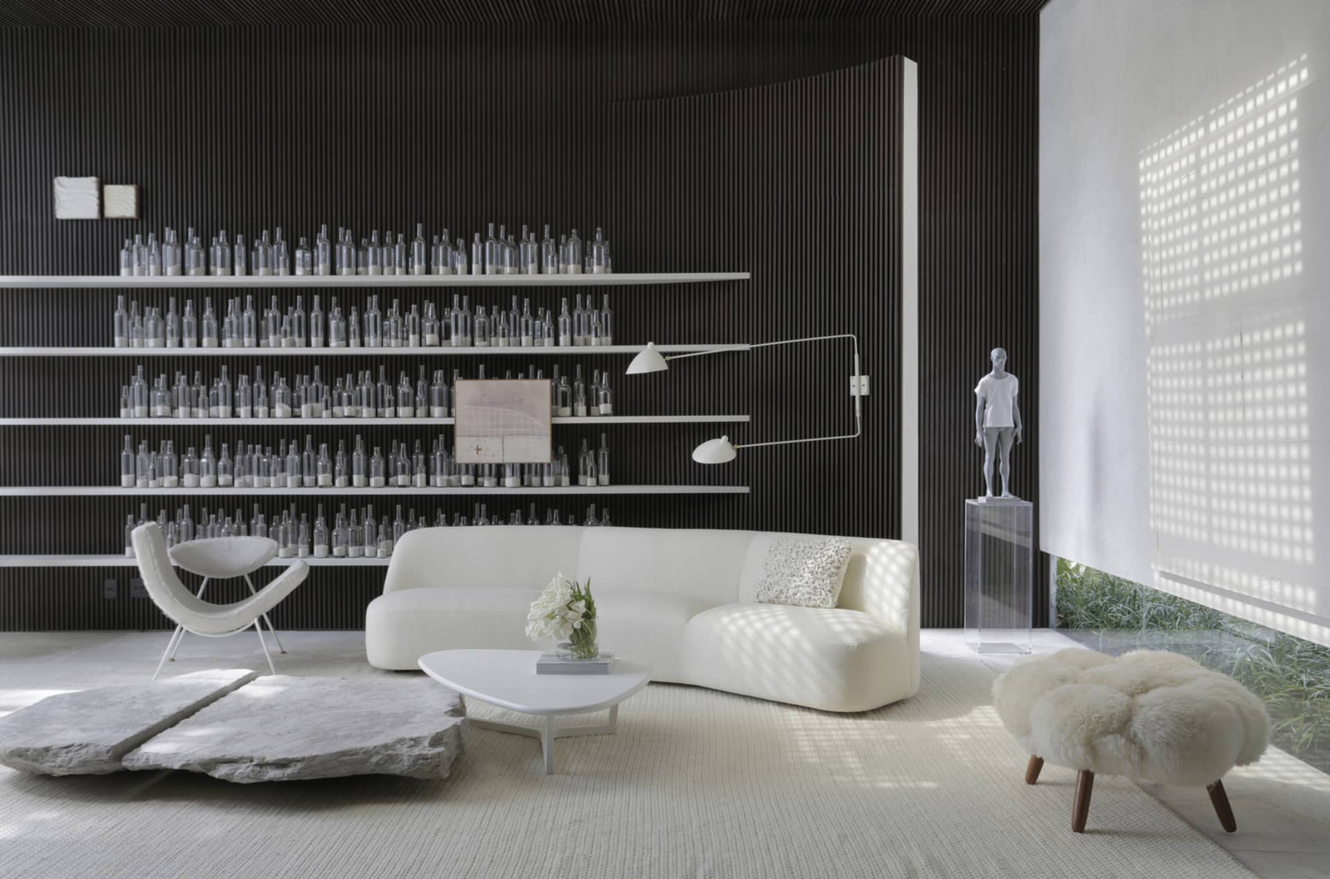 Modern living room featuring white marble and concrete elements and a minimalist style.