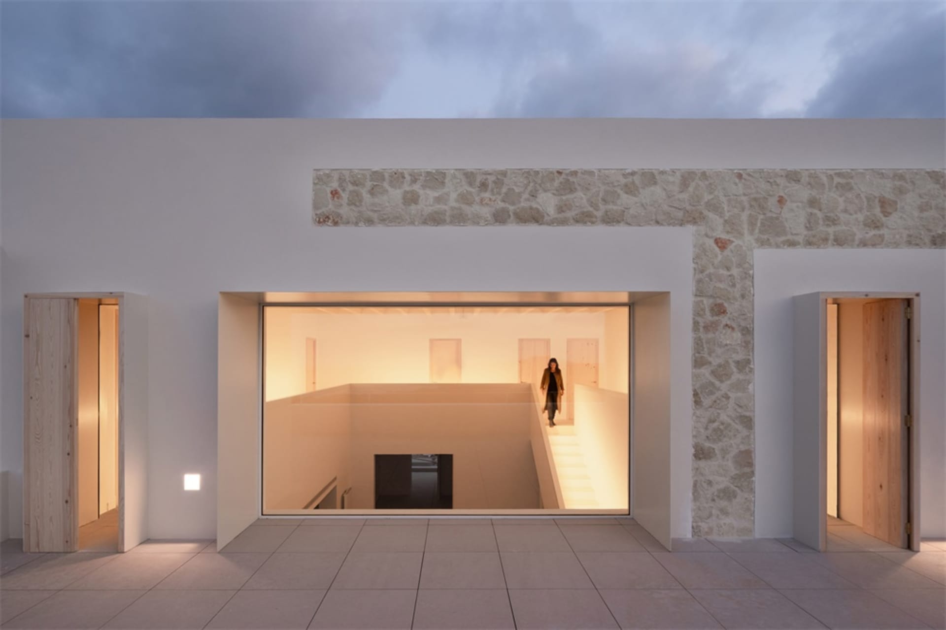現代建築室內空間，採用石材與玻璃材質