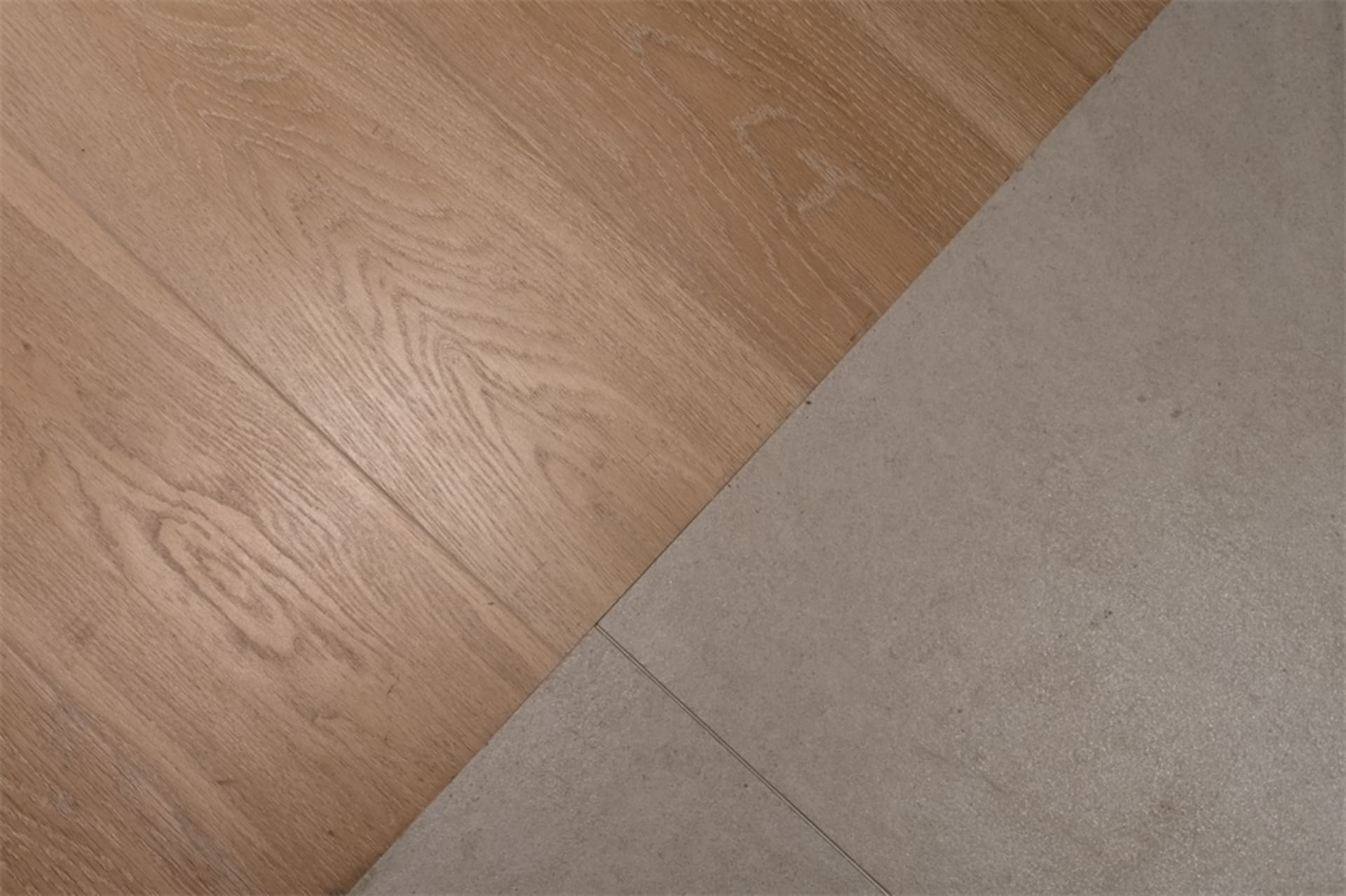 混凝土與木質瓷磚以對角線方式排列在地板上