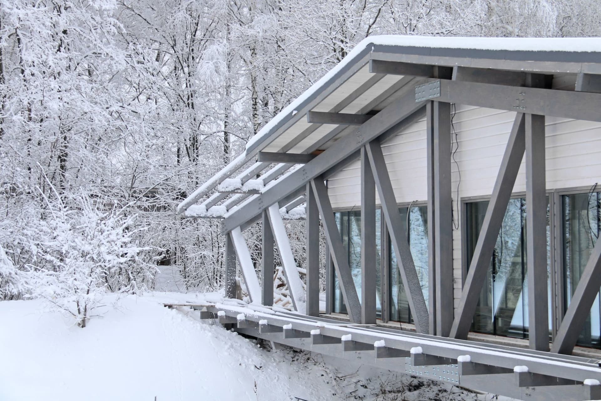 覆雪的現代辦公室建築,搭配金屬框架樑柱