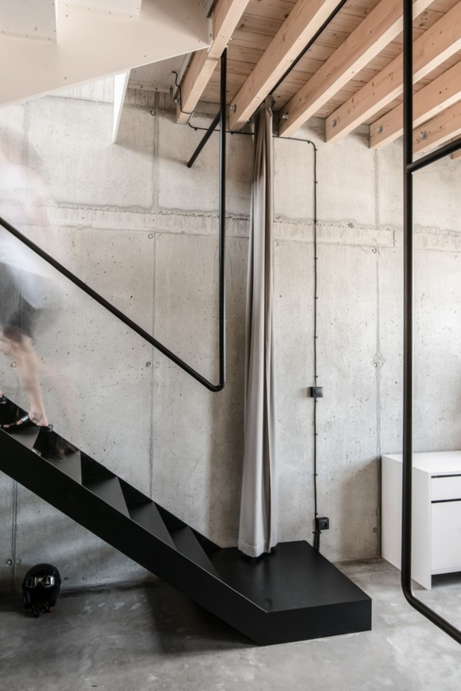 Modern industrial interior design featuring concrete walls and minimalist style.