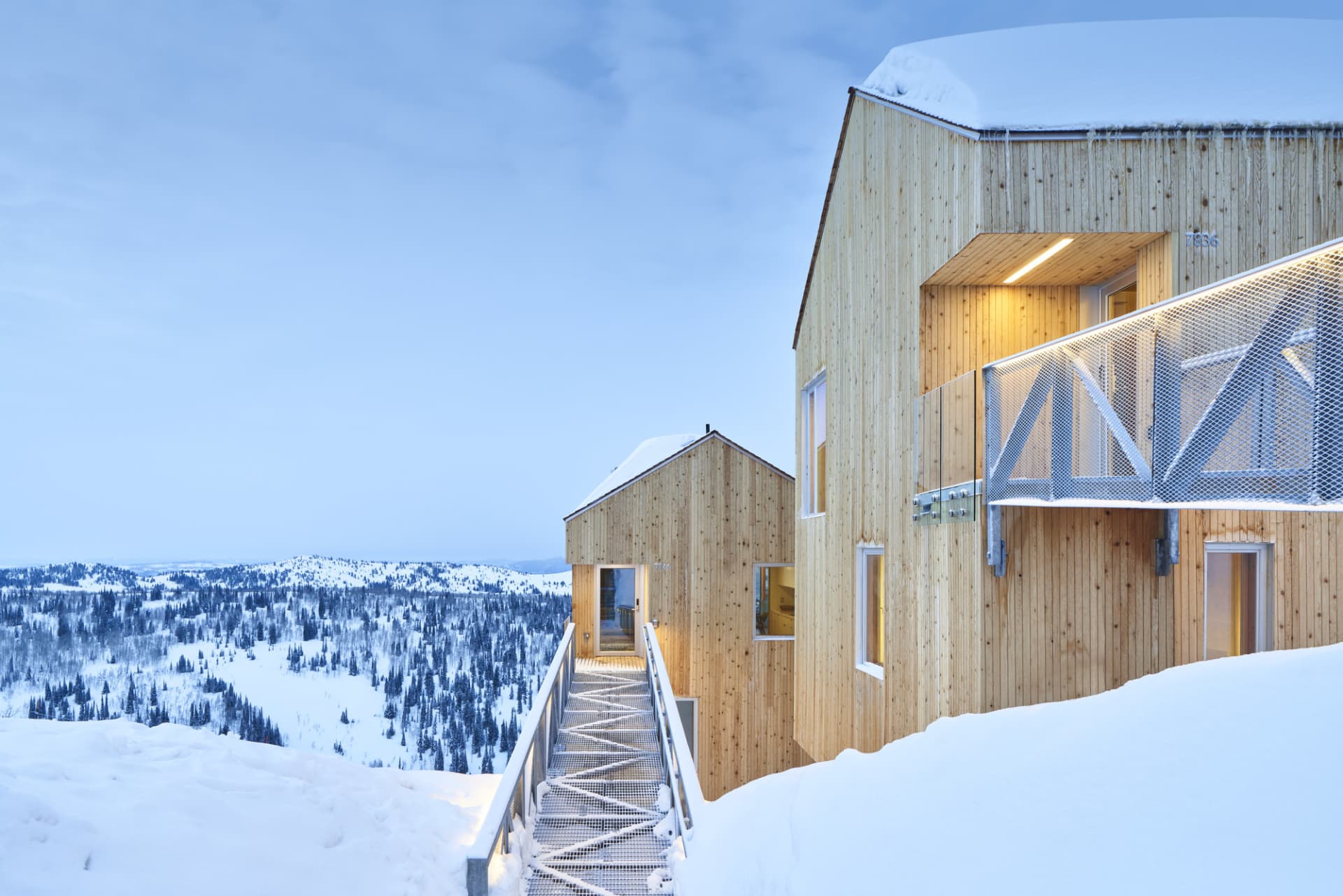 現代滑雪小屋外觀，融合木質與金屬元素，搭配覆雪景觀。
