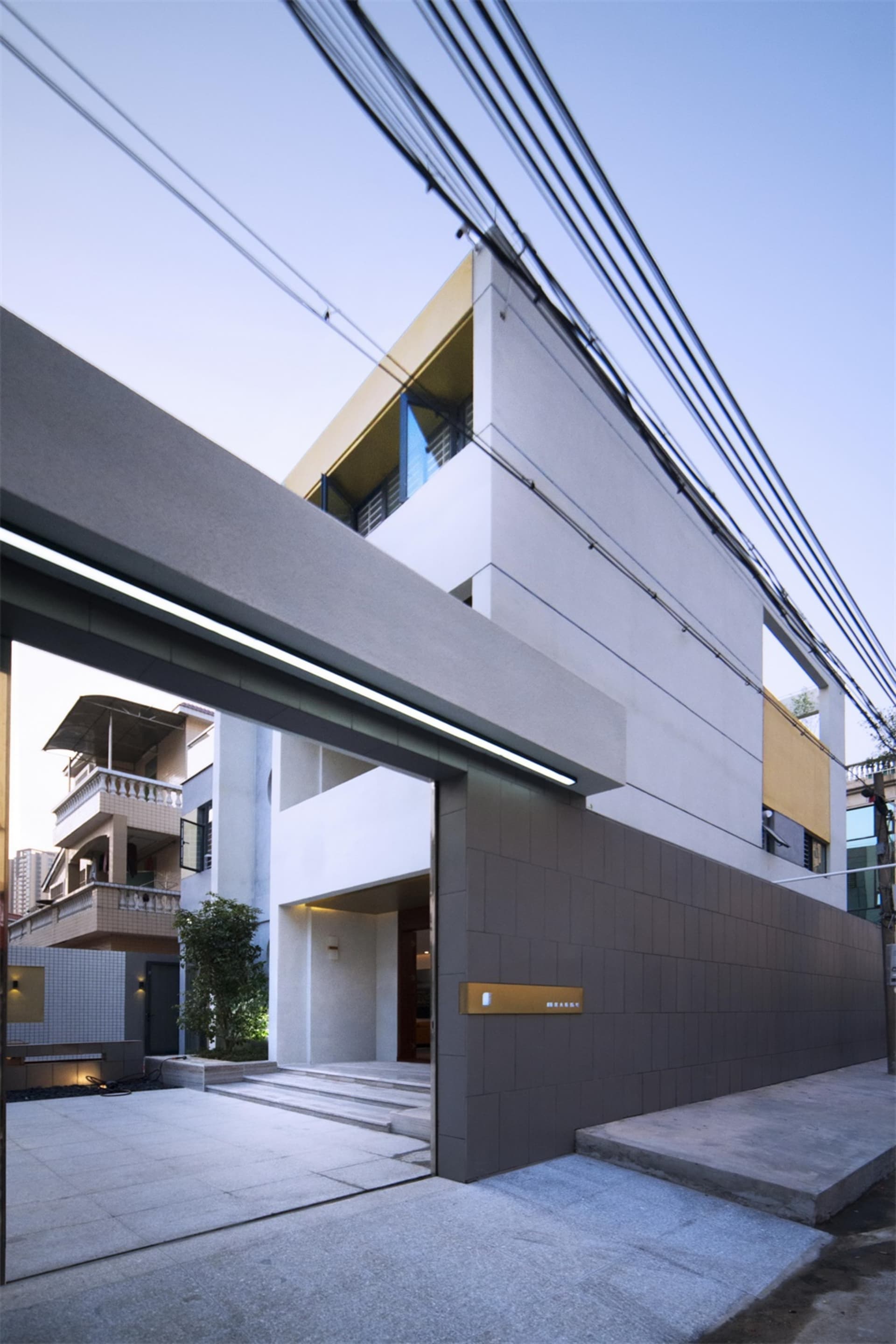 一座現代極簡住宅立面,採用混凝土與玻璃材質。
