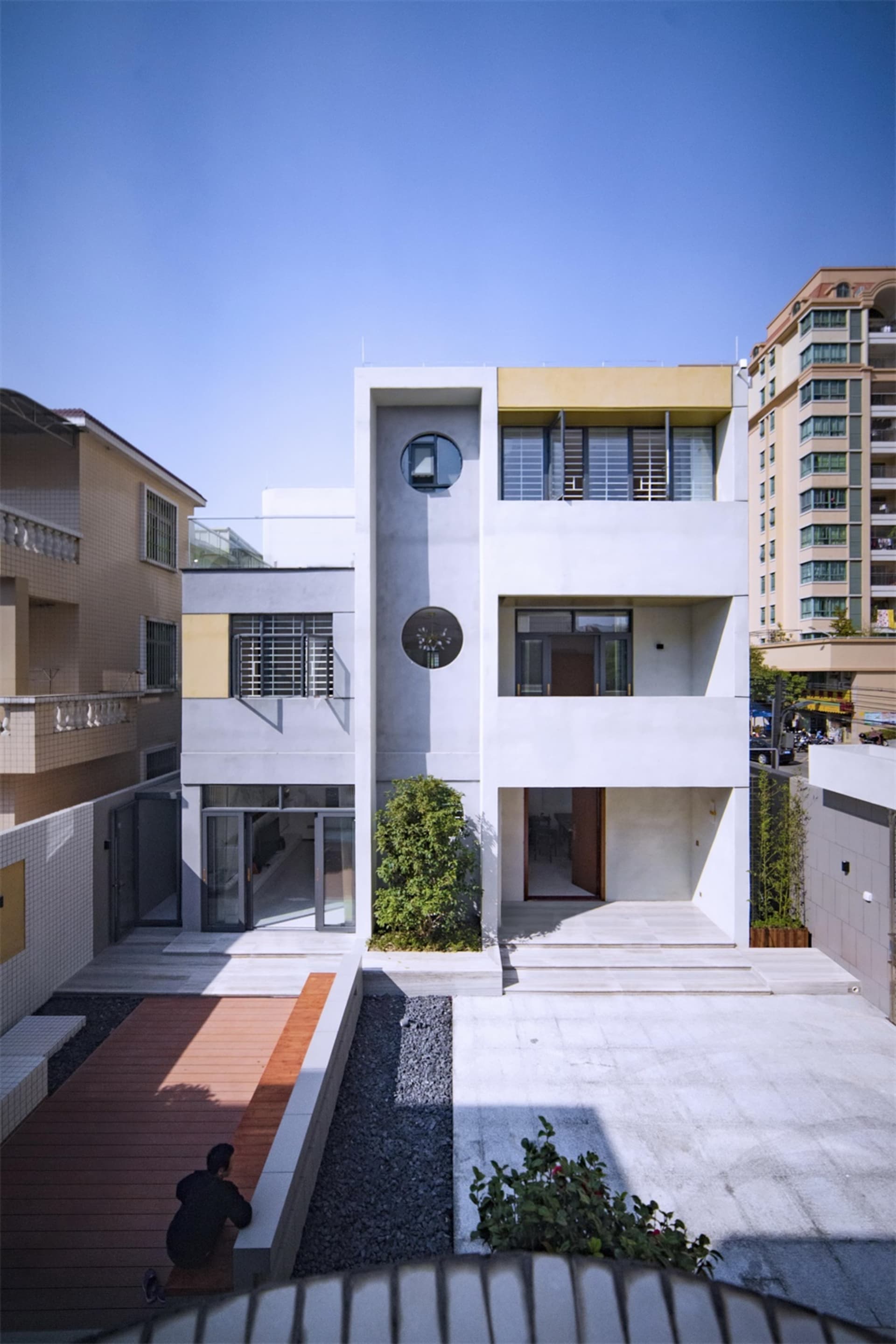 現代住宅建築採用混凝土與玻璃材質。