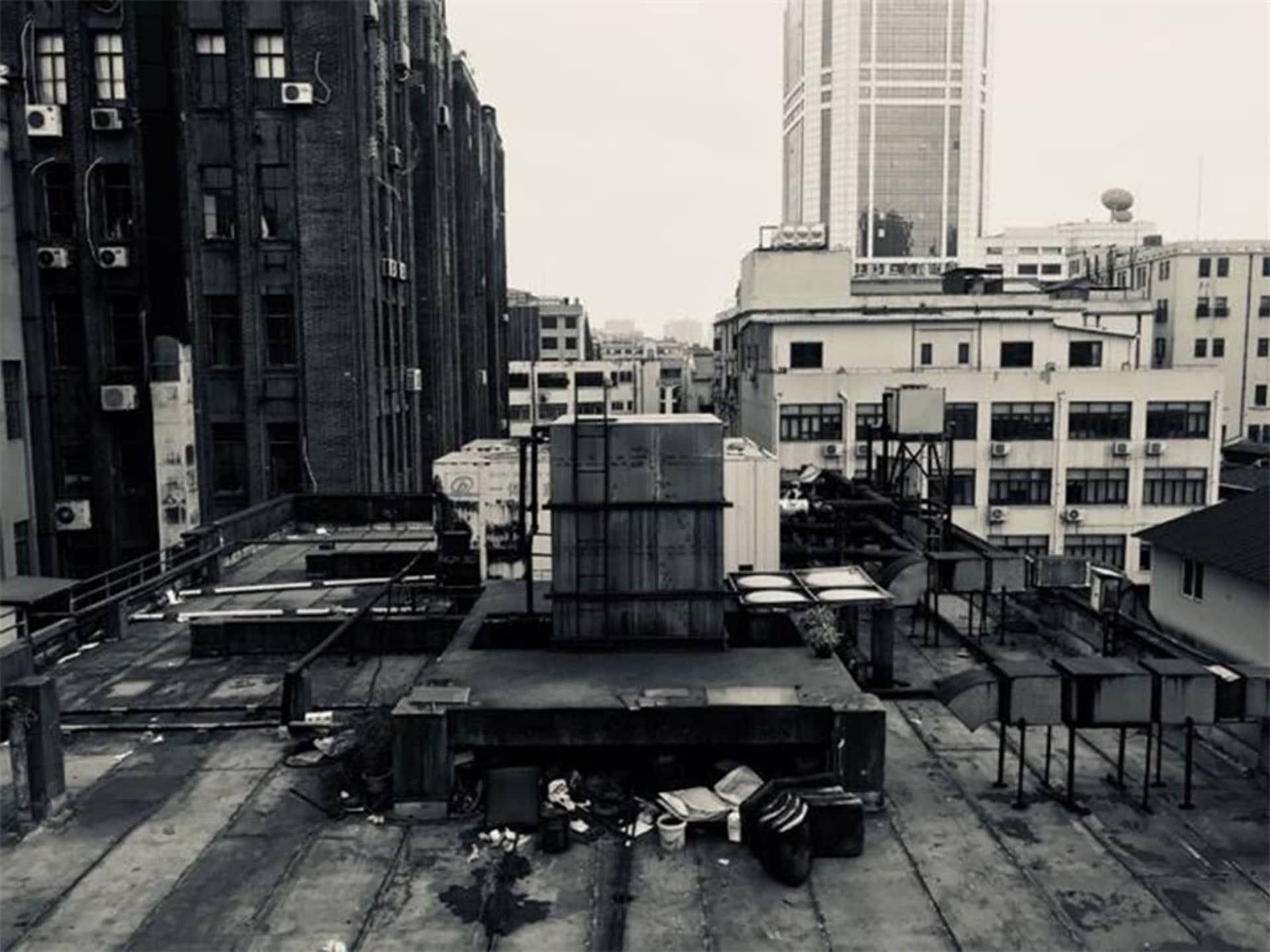 都市屋頂,配有工業設備與周圍建築。
