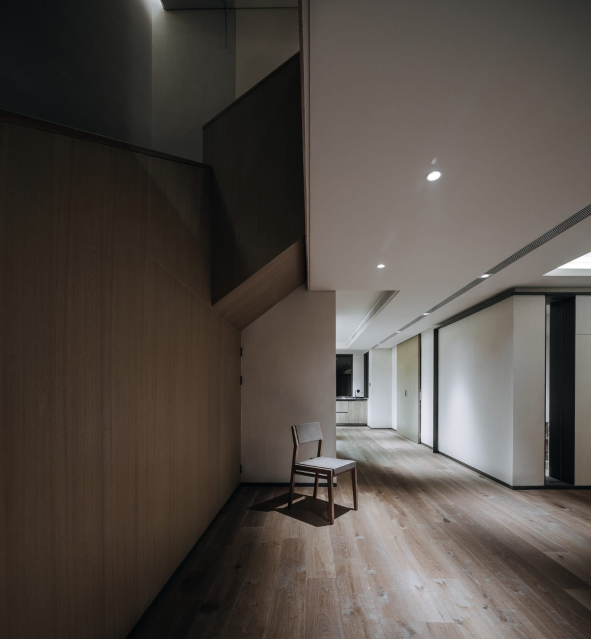 現代簡約客廳,採用木質地板與家具,營造乾淨無雜物的空間。