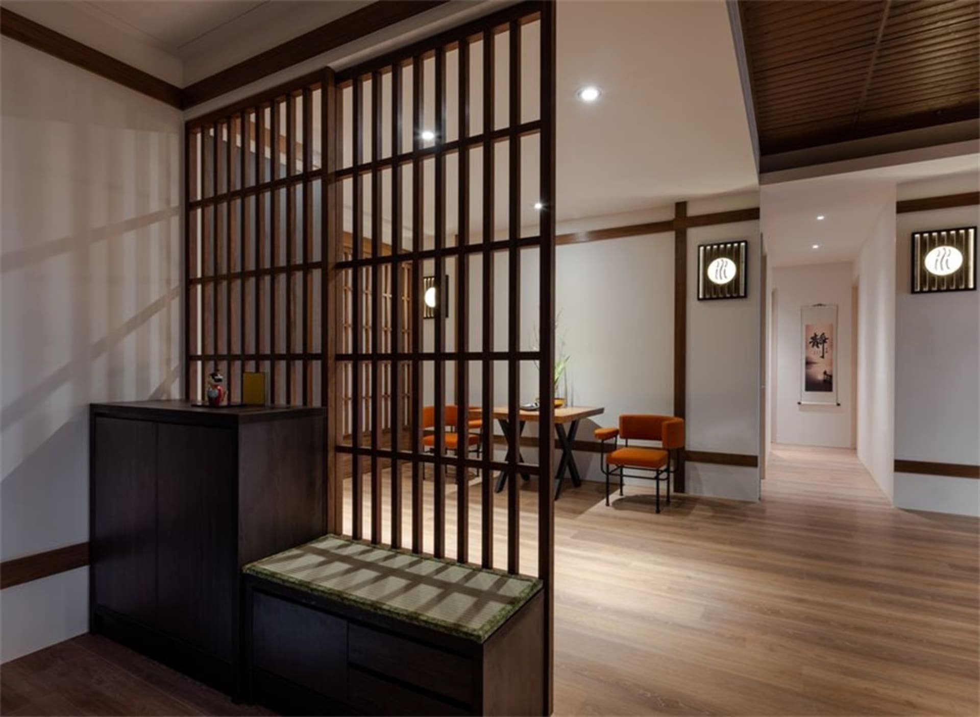 現代住宅空間，展示木質家具與燈具。