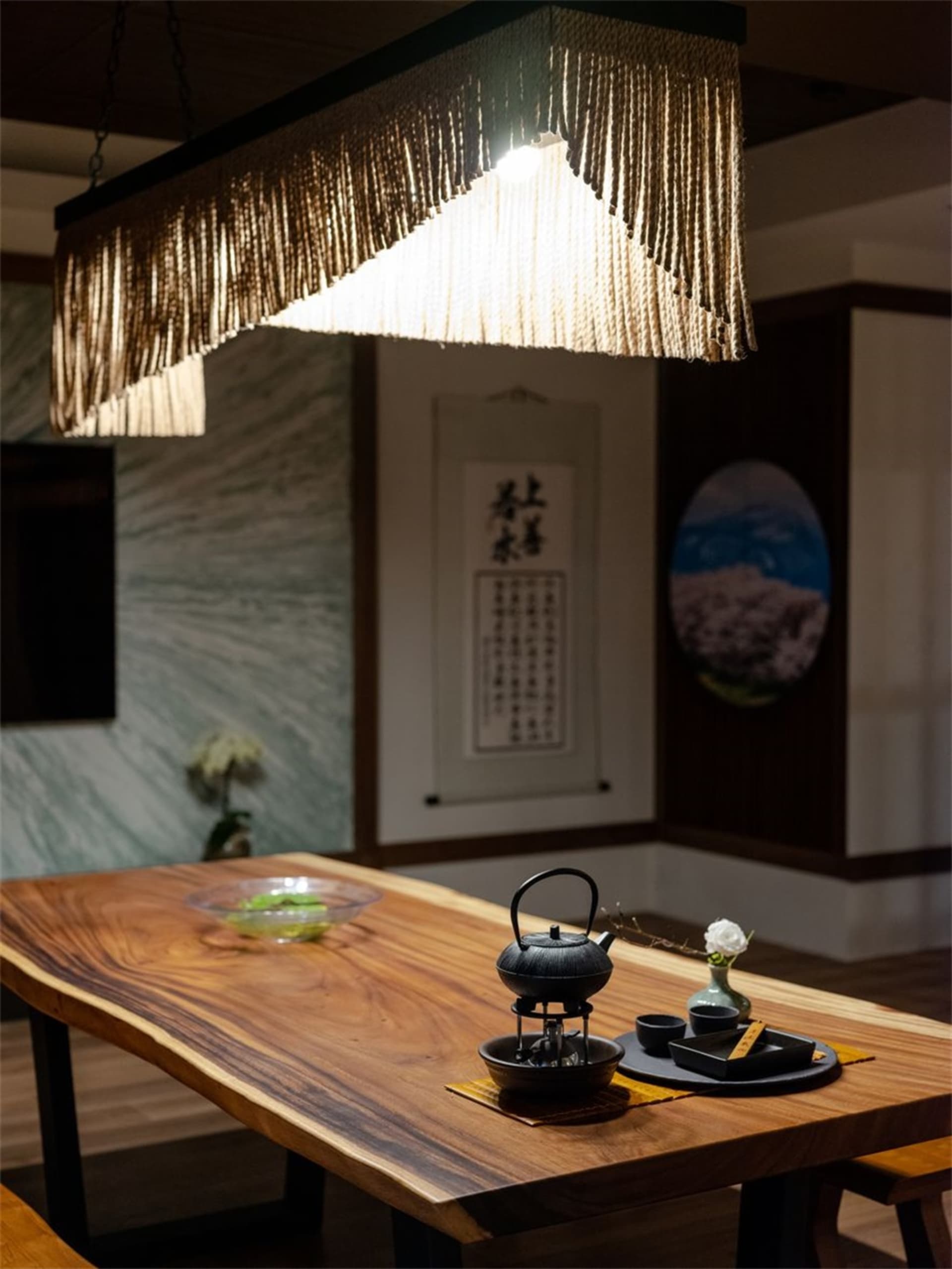 鄉村風木桌擺放茶道器具,搭配流蘇吊燈