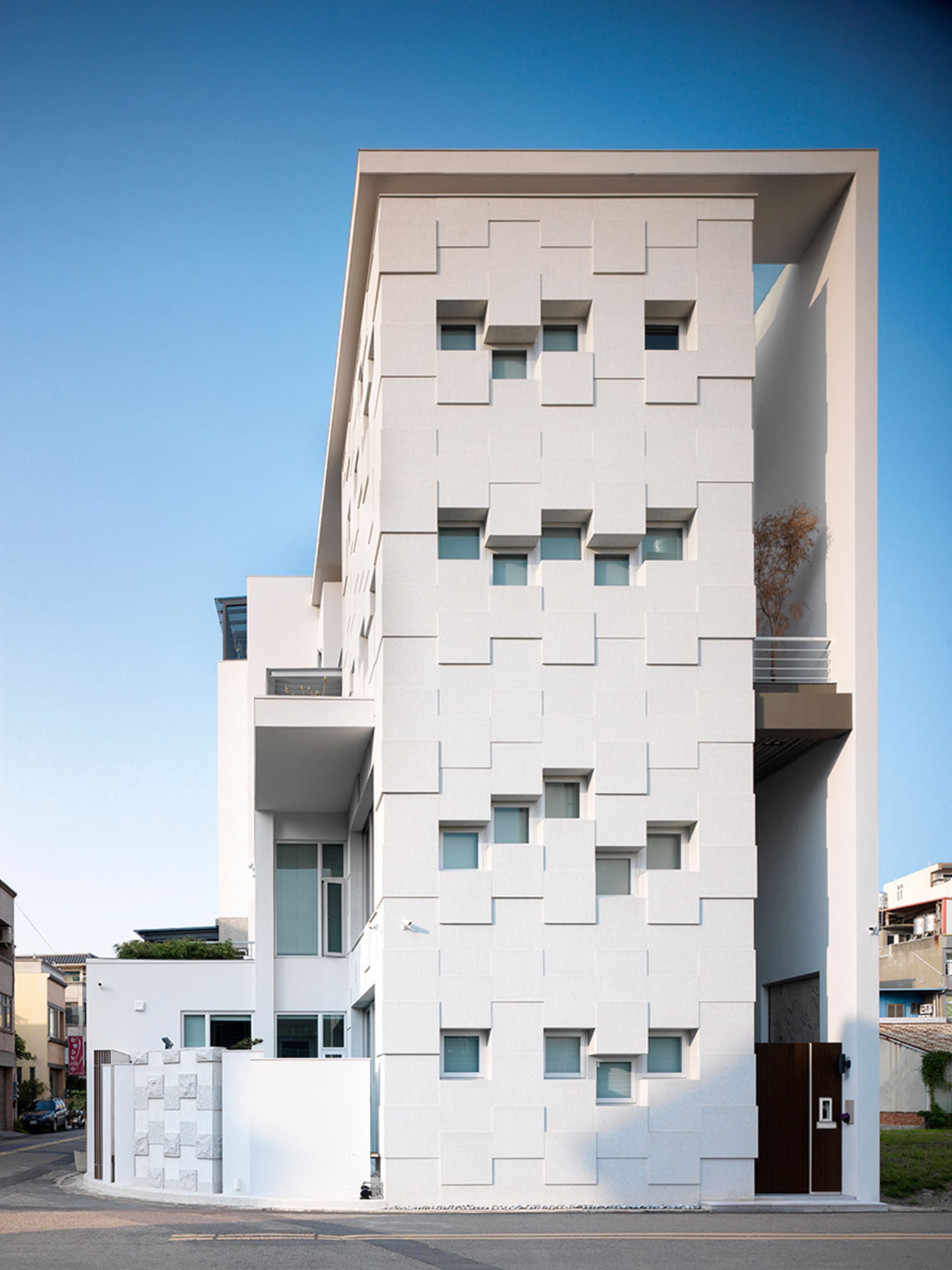一座主要以混凝土材質建構的現代建築。