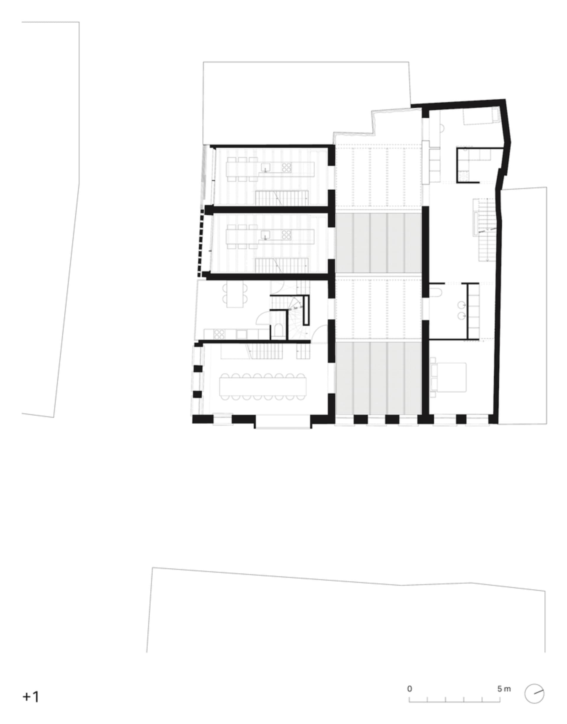 房屋地面樓層平面圖,展示混凝土地板的配置。