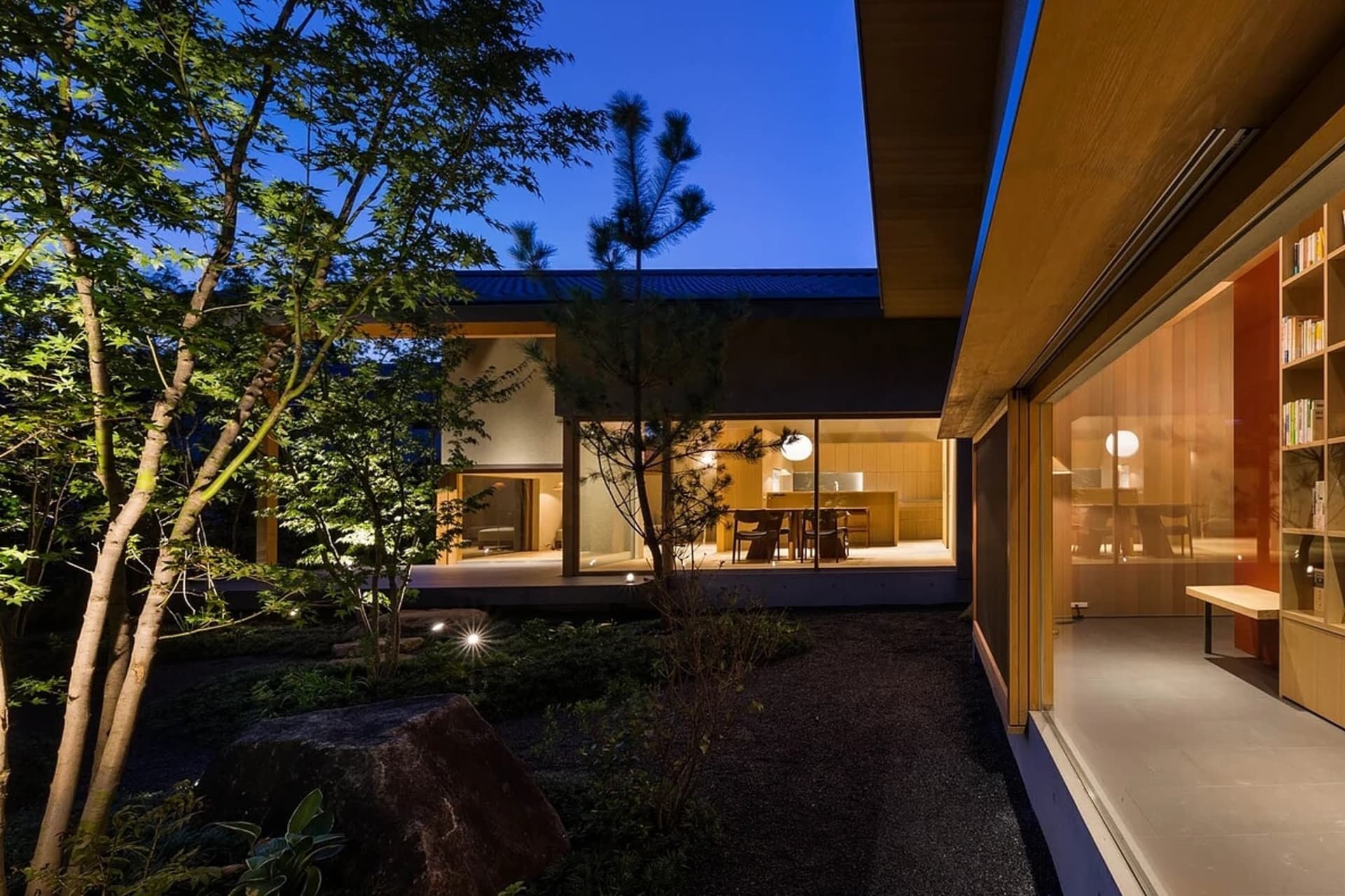 現代住宅室內,展現木質家具與明亮的客廳區域。