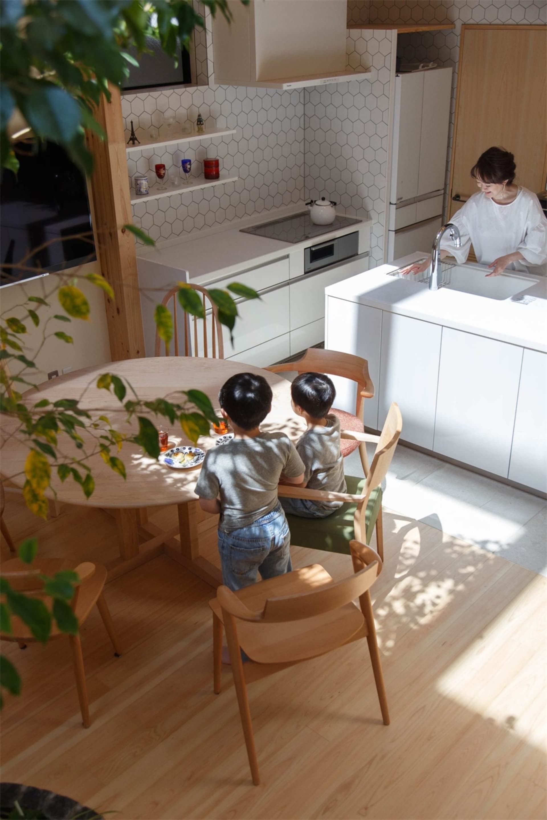 極簡住宅廚房，採用陶瓷地磚搭配木質家具。