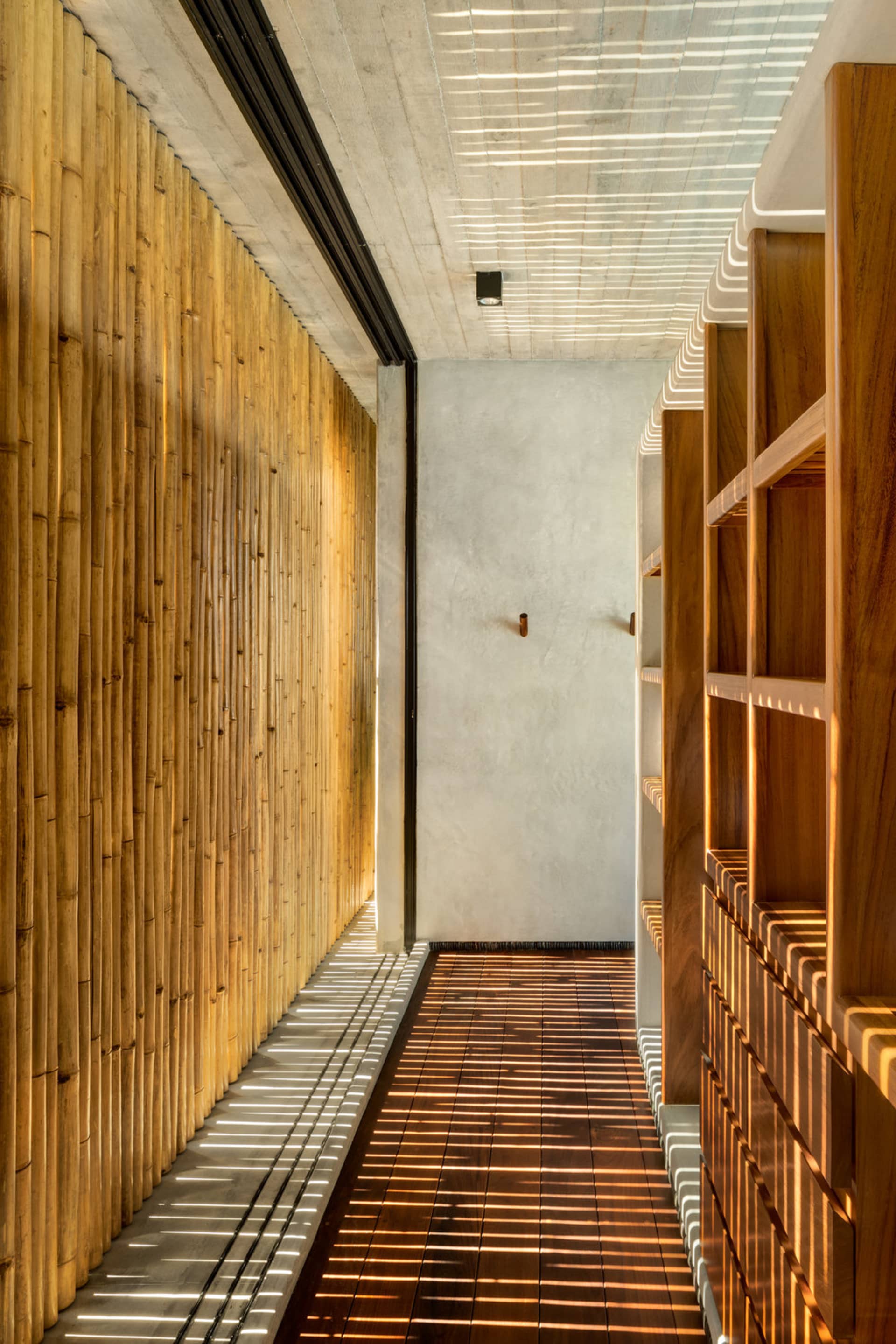 現代走廊室內，牆面採用竹層壓板，地板為實木地板。
