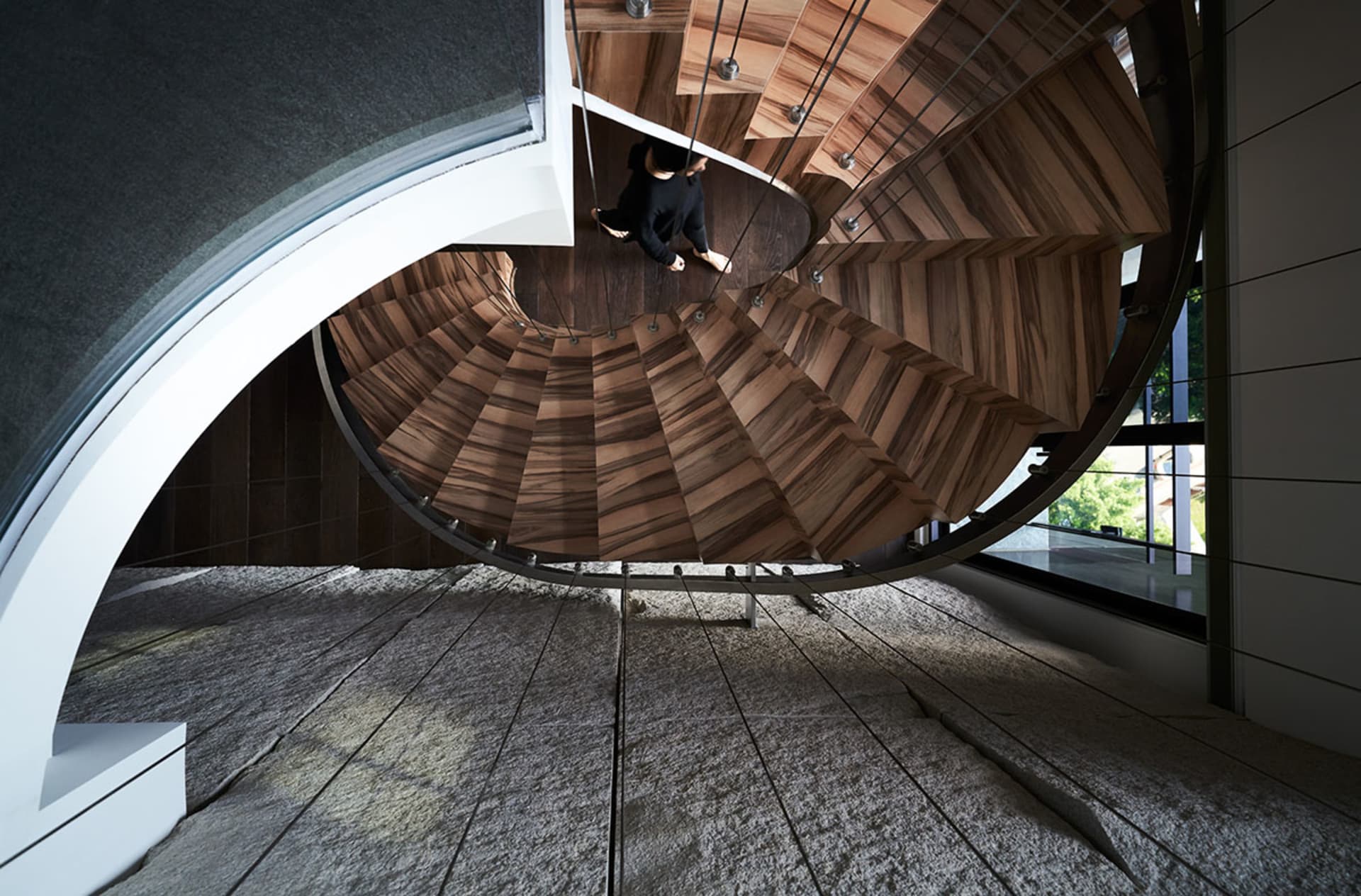 一座現代木質螺旋階梯。