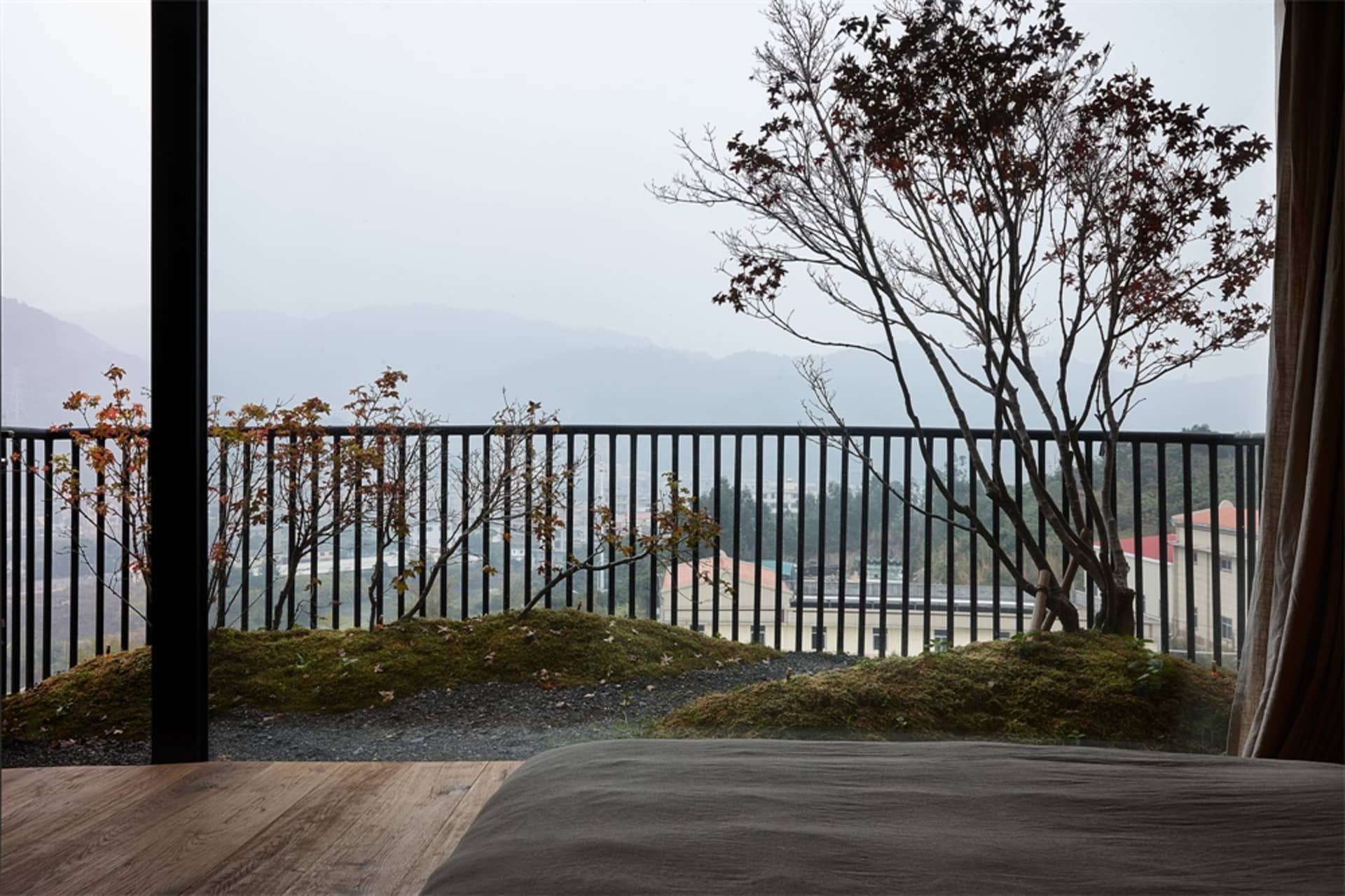 臥室窗外可見樹木與山景