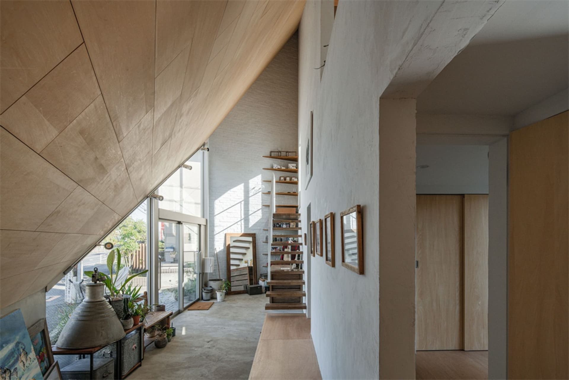 現代簡約室內空間,採用木質、混凝土與磚牆材質。