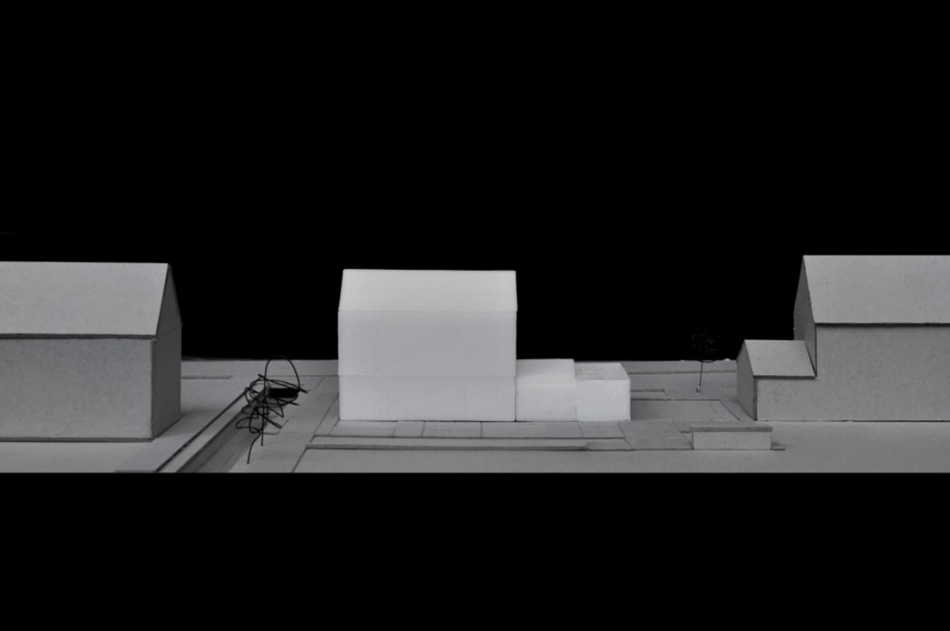以紙板打造的極簡建築模型。