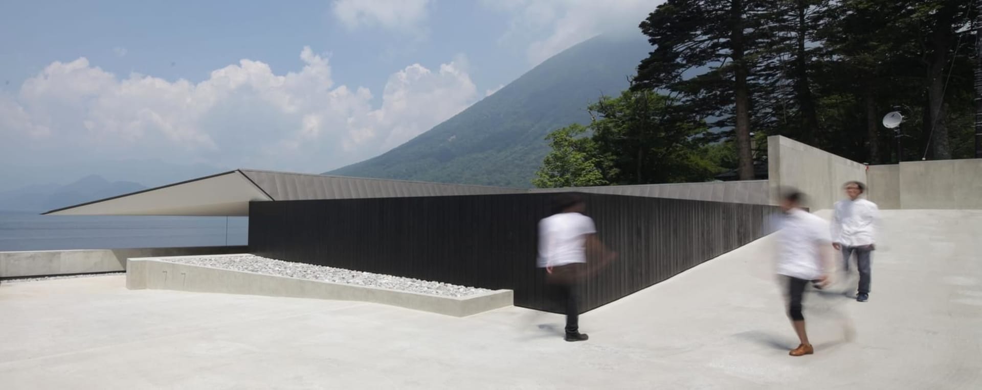 現代室內空間，混凝土牆面、地板與極簡設計。