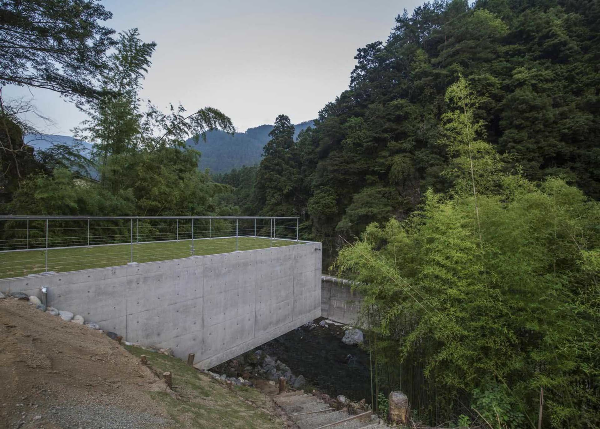一座以混凝土與玻璃打造的現代戶外建築結構。