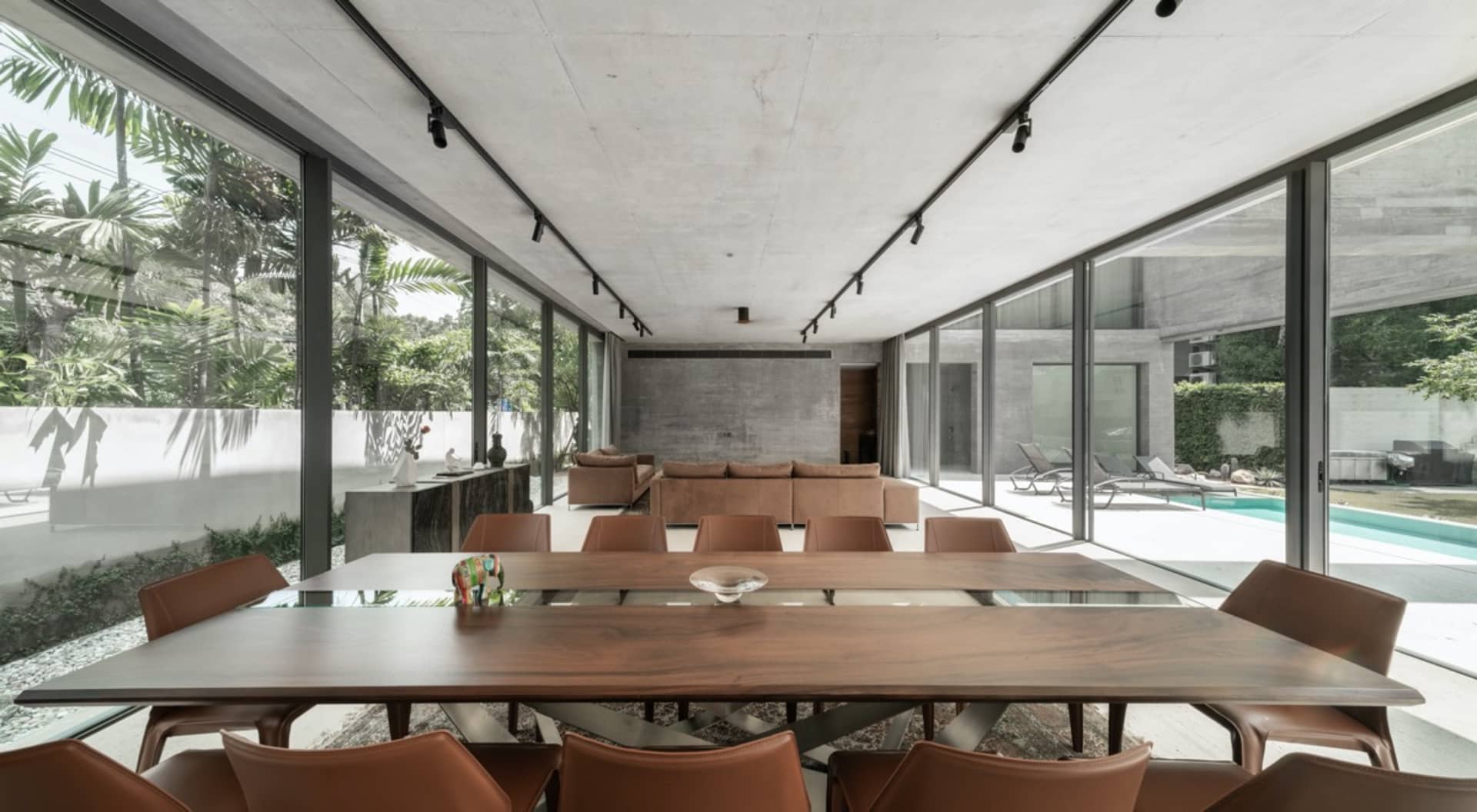 當代餐廳採用混凝土、玻璃與皮革材質,並設有大型餐桌。