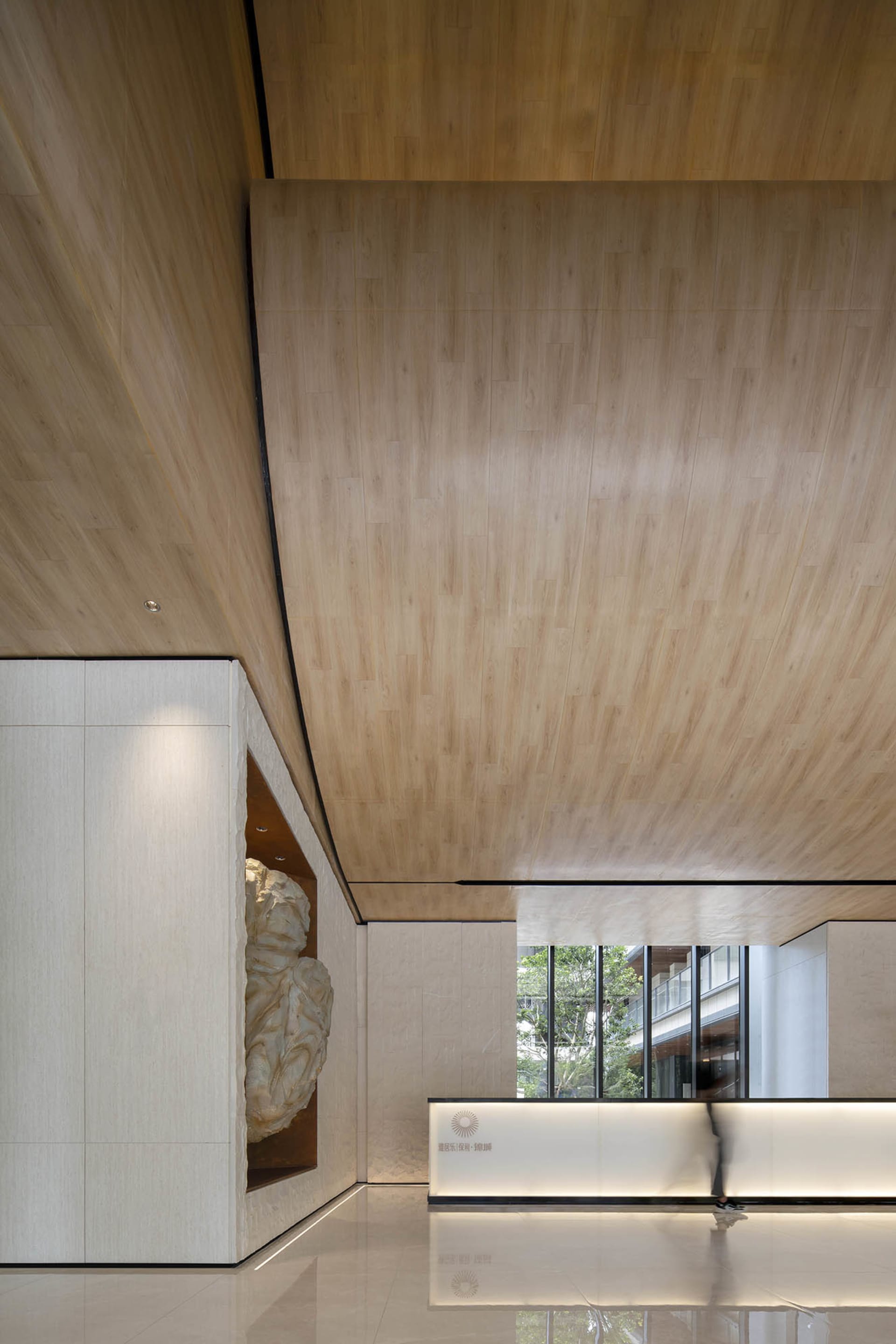 現代大廳室內空間，展現木質牆板與現代設計。