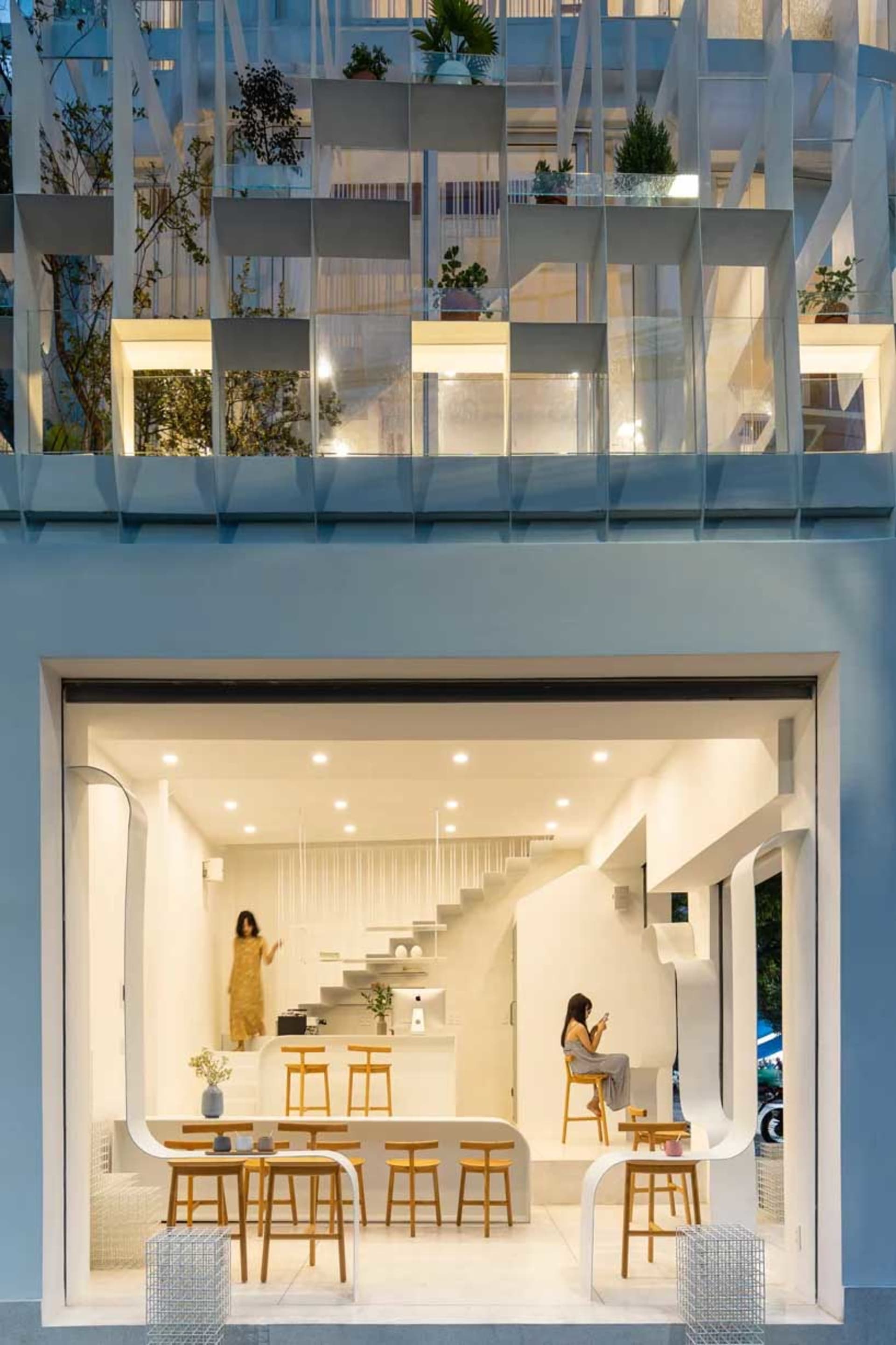 當代咖啡店室內空間，採用極簡設計元素與自然採光。