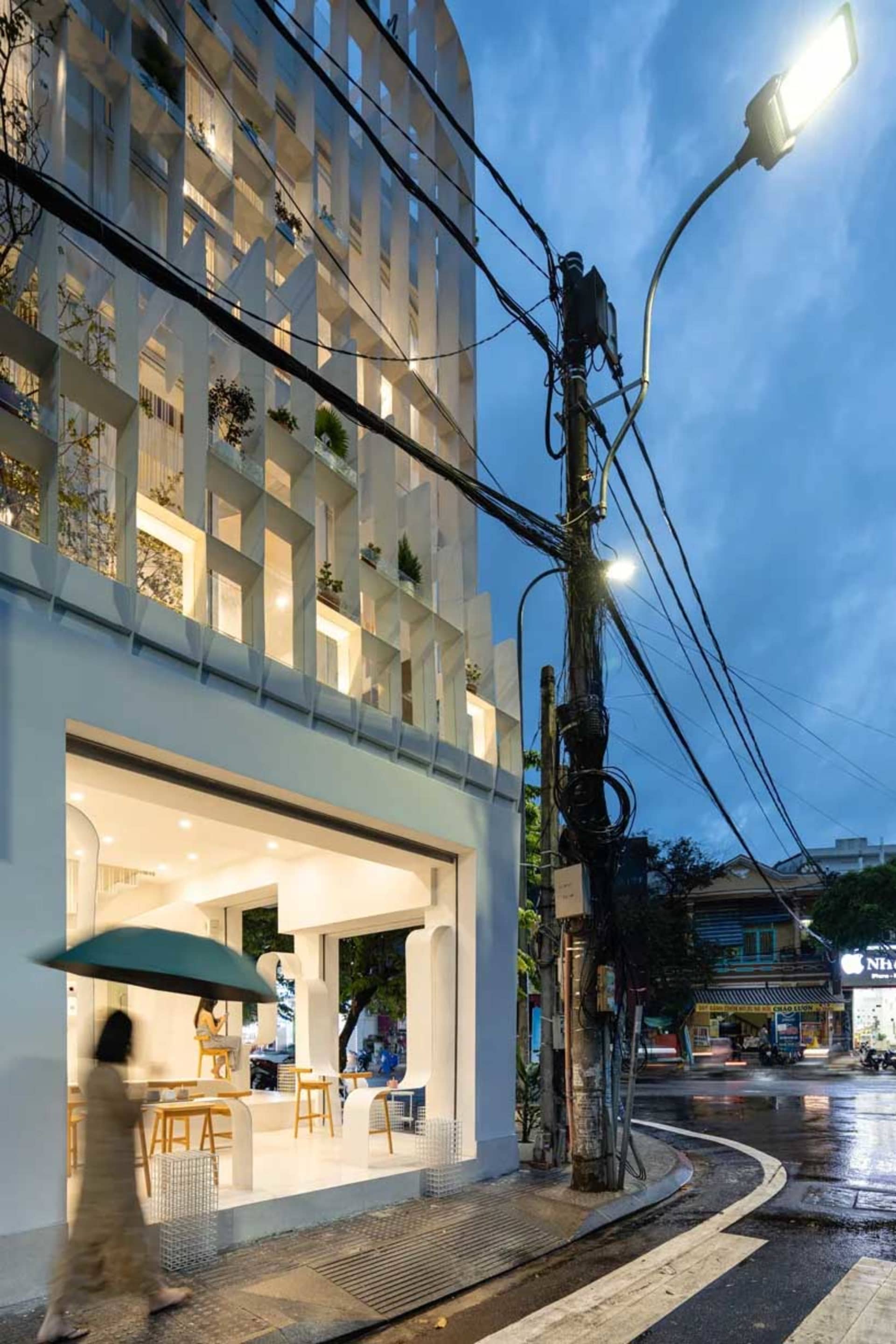 現代咖啡廳搭配金屬框架與玻璃面板