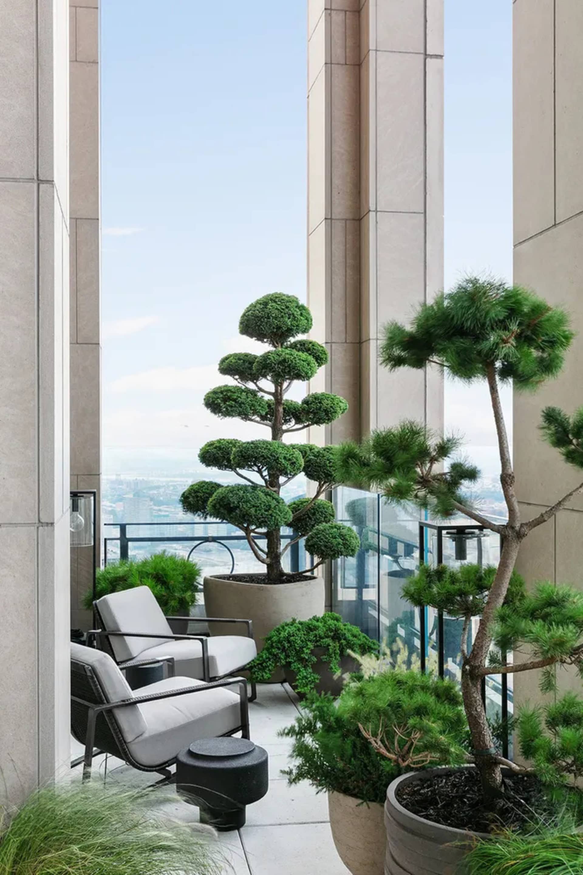 現代室內陽台採用混凝土與玻璃材質，並享有絕佳景觀。