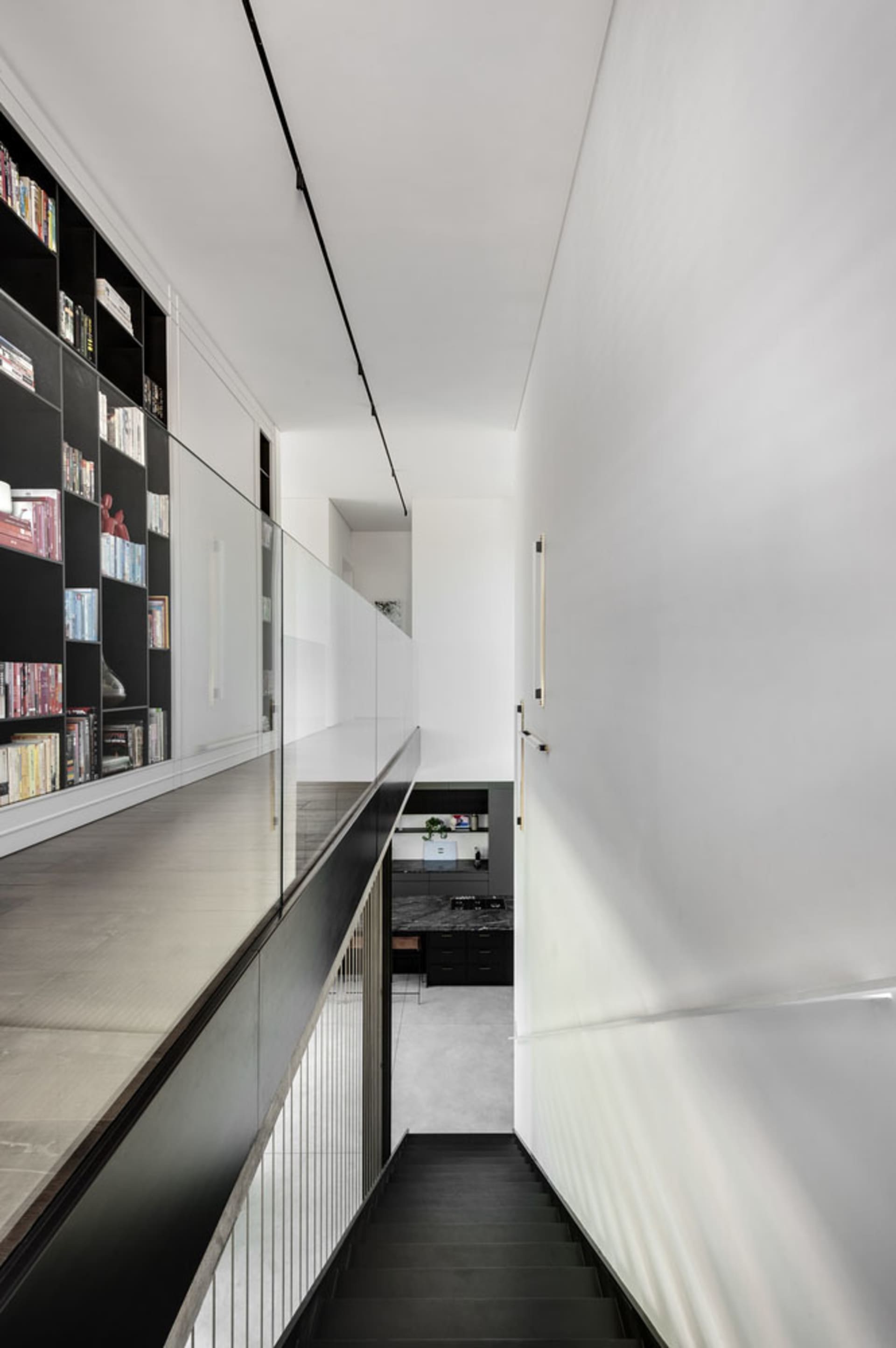 Staircase with minimalist design, featuring a concrete material.