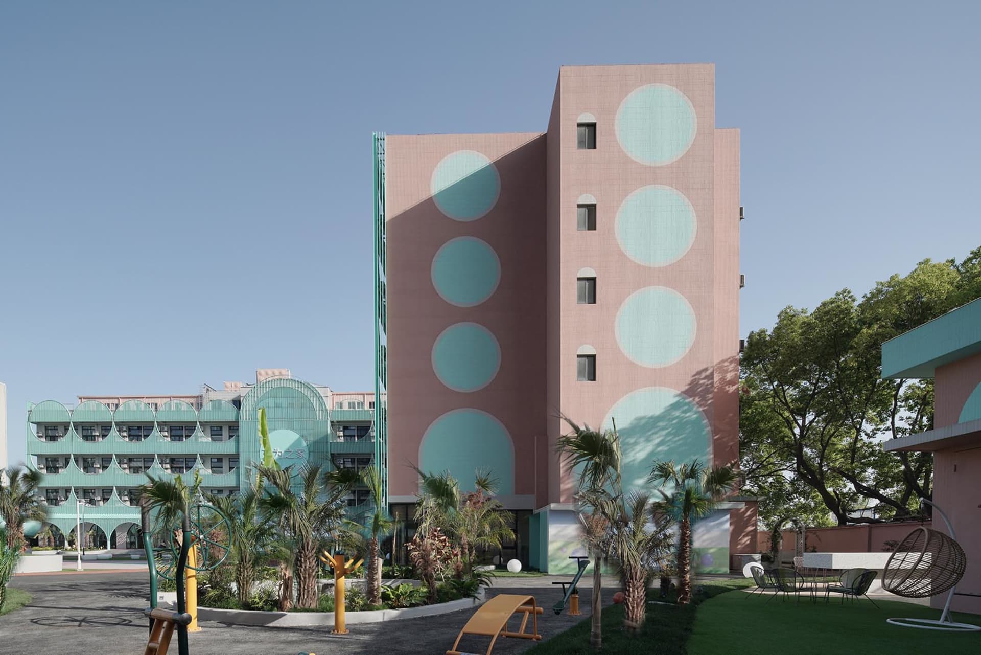 一座現代建築，採用混凝土與玻璃作為外牆材料。