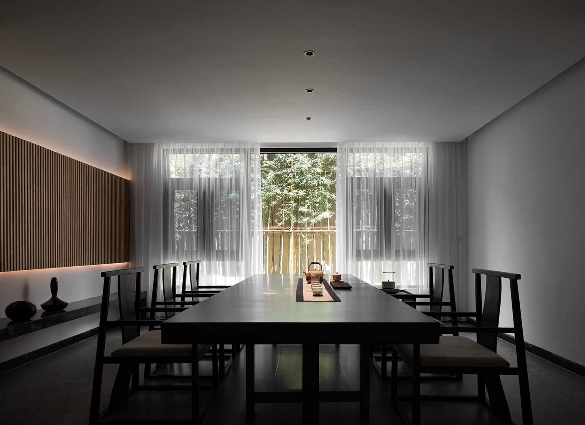 現代簡約餐廳用餐區,設有長桌、座椅及茶道擺設。