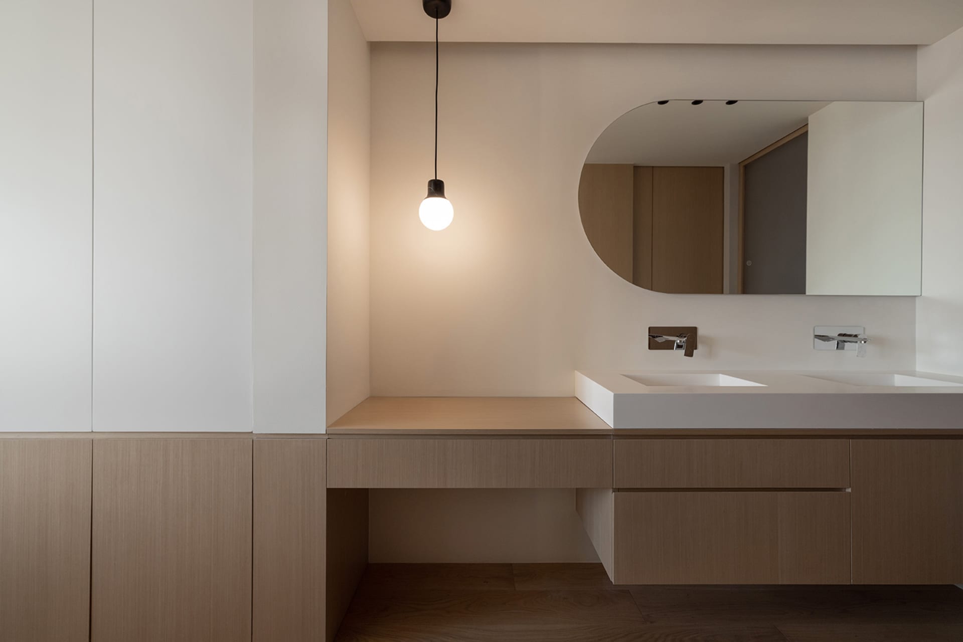 Modern bathroom featuring minimalist design with laminate and ceramic finishes