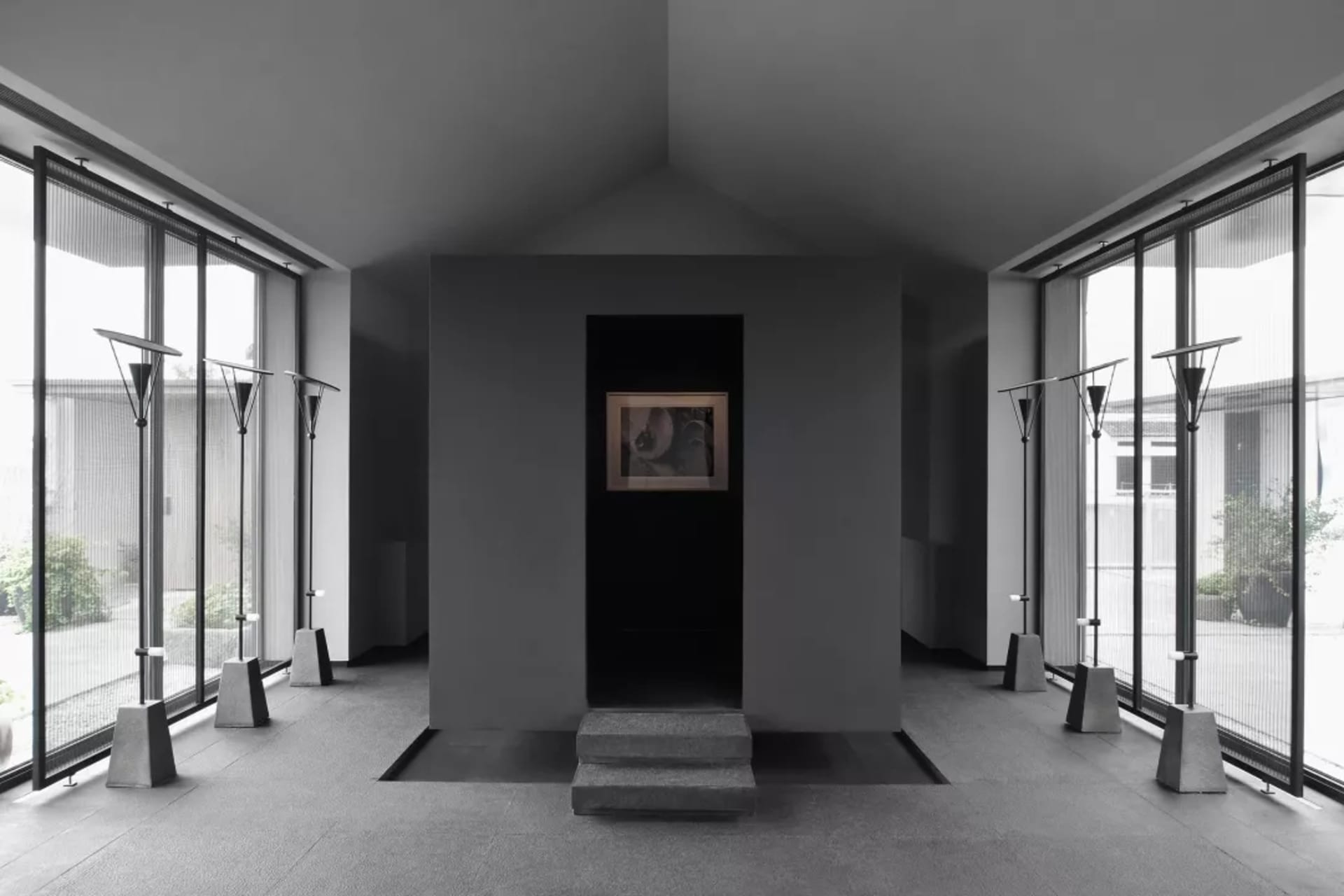 極簡藝術畫廊以混凝土牆面與大型玻璃窗框住藝術作品。