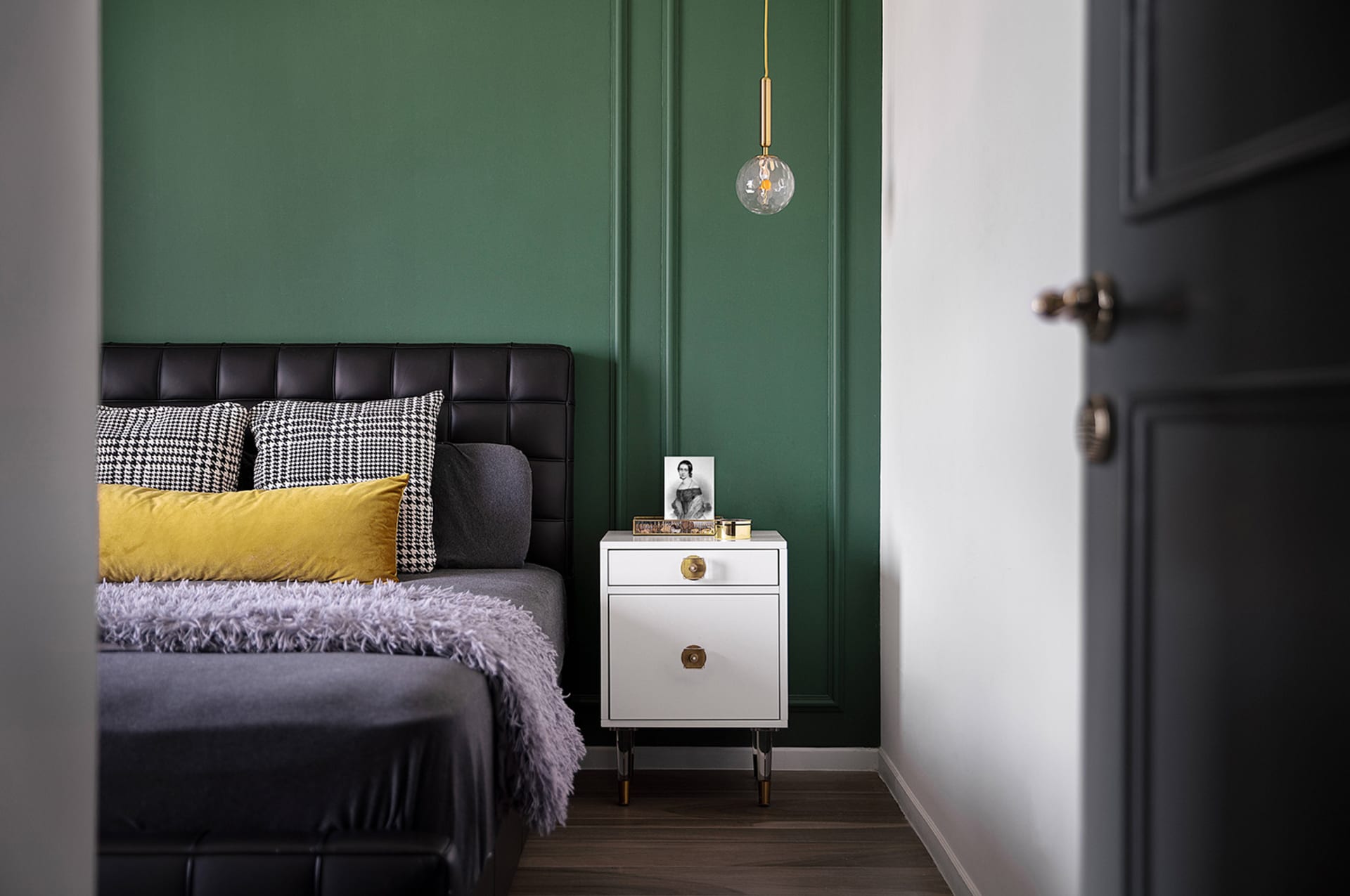 現代臥室，黑色皮革床頭板、黃色抱枕，以及白色床頭櫃搭配球形吊燈