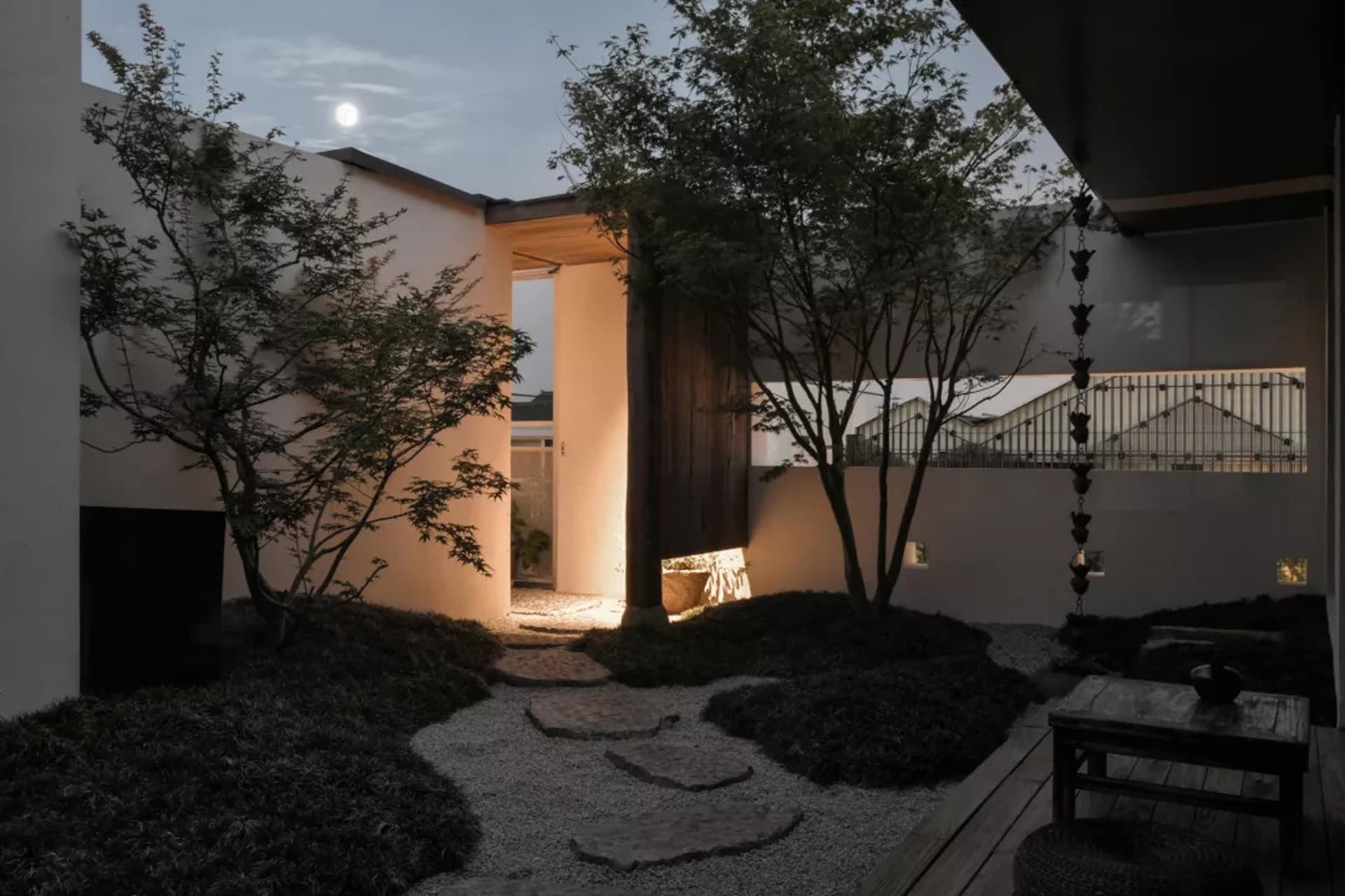 現代建築空間，混凝土鋪面小徑穿過庭院。