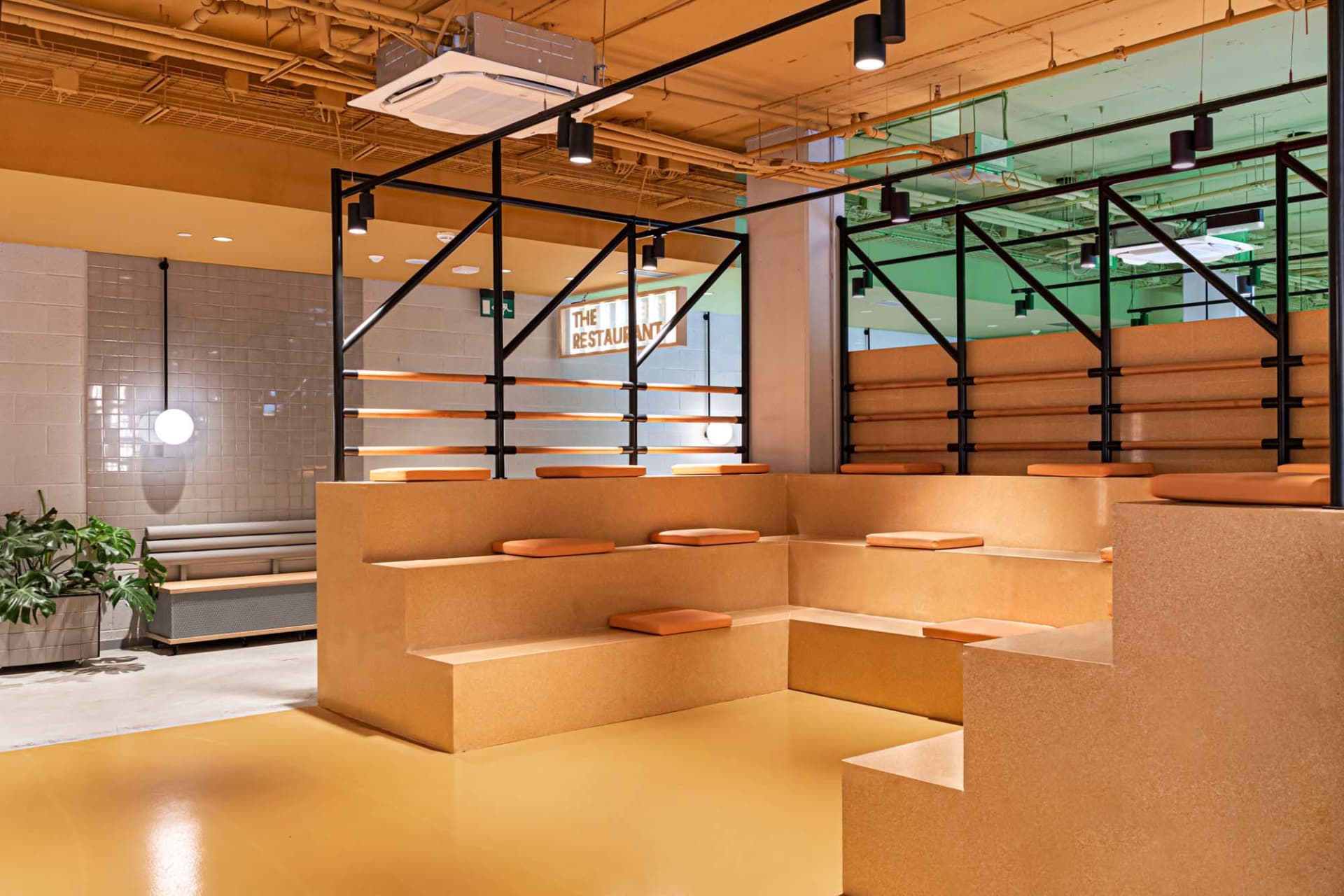 現代工業風餐廳用餐區,融合混凝土、磚牆與木質元素
