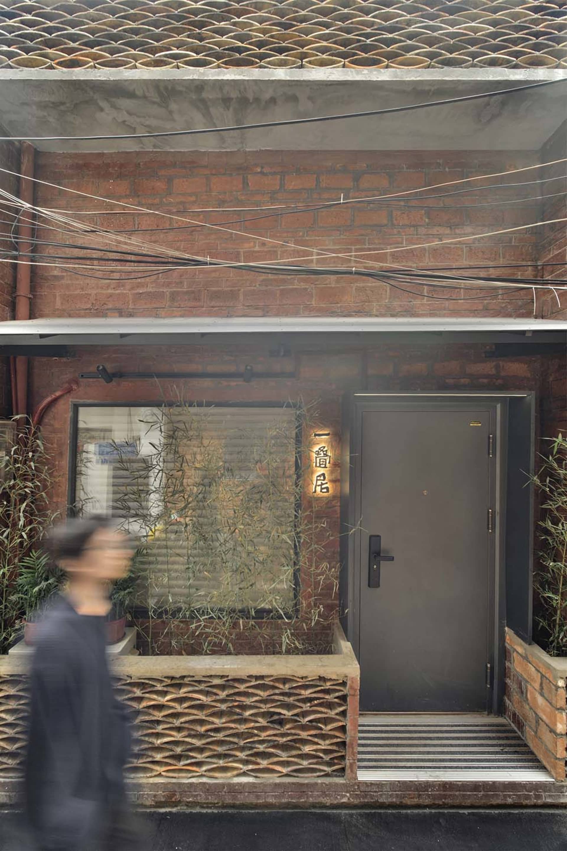 都市建築結構的磚牆與混凝土外觀。