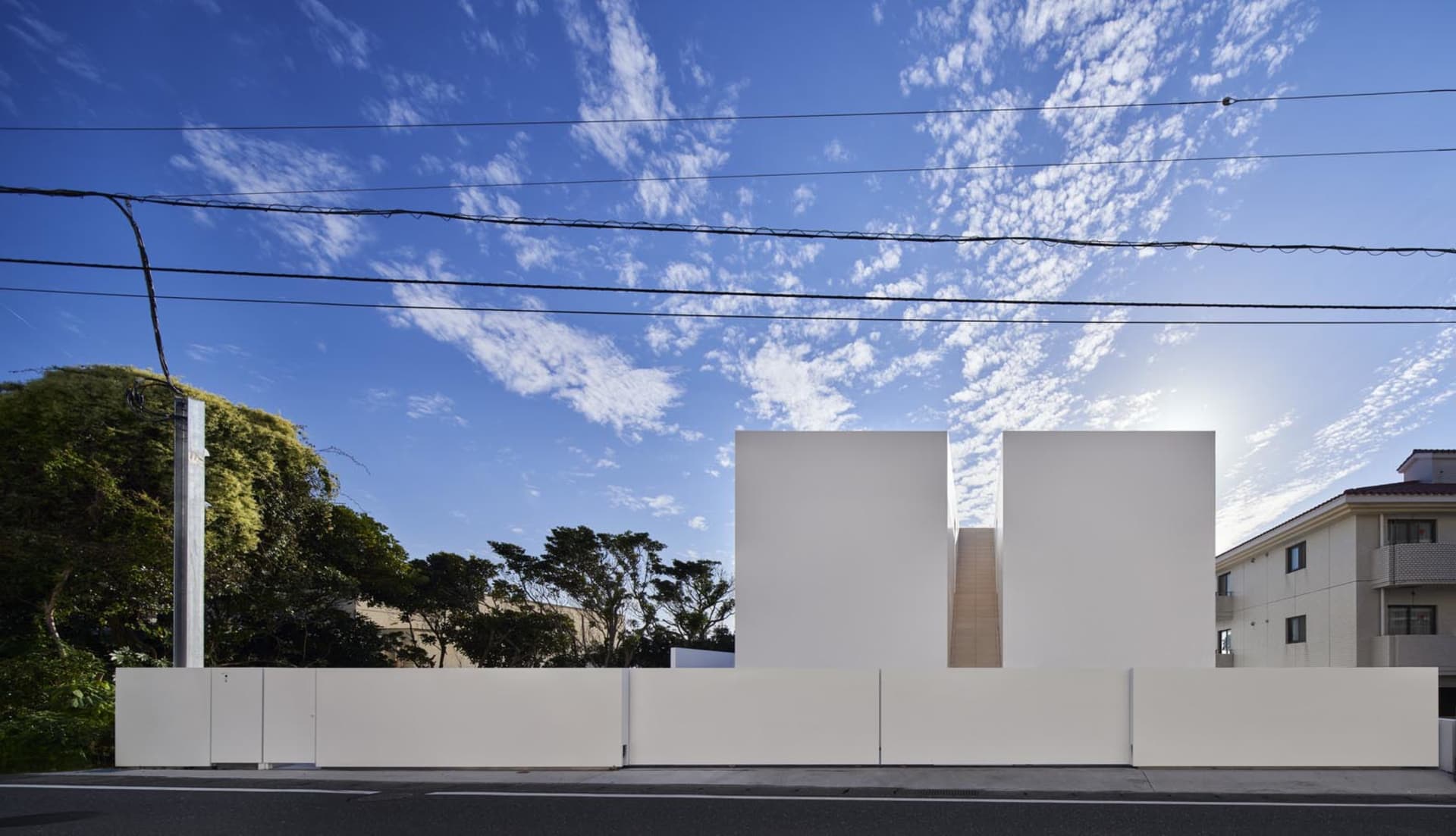 一座極簡都市住宅建築，採用現代建築設計，展現裸露混凝土表面。