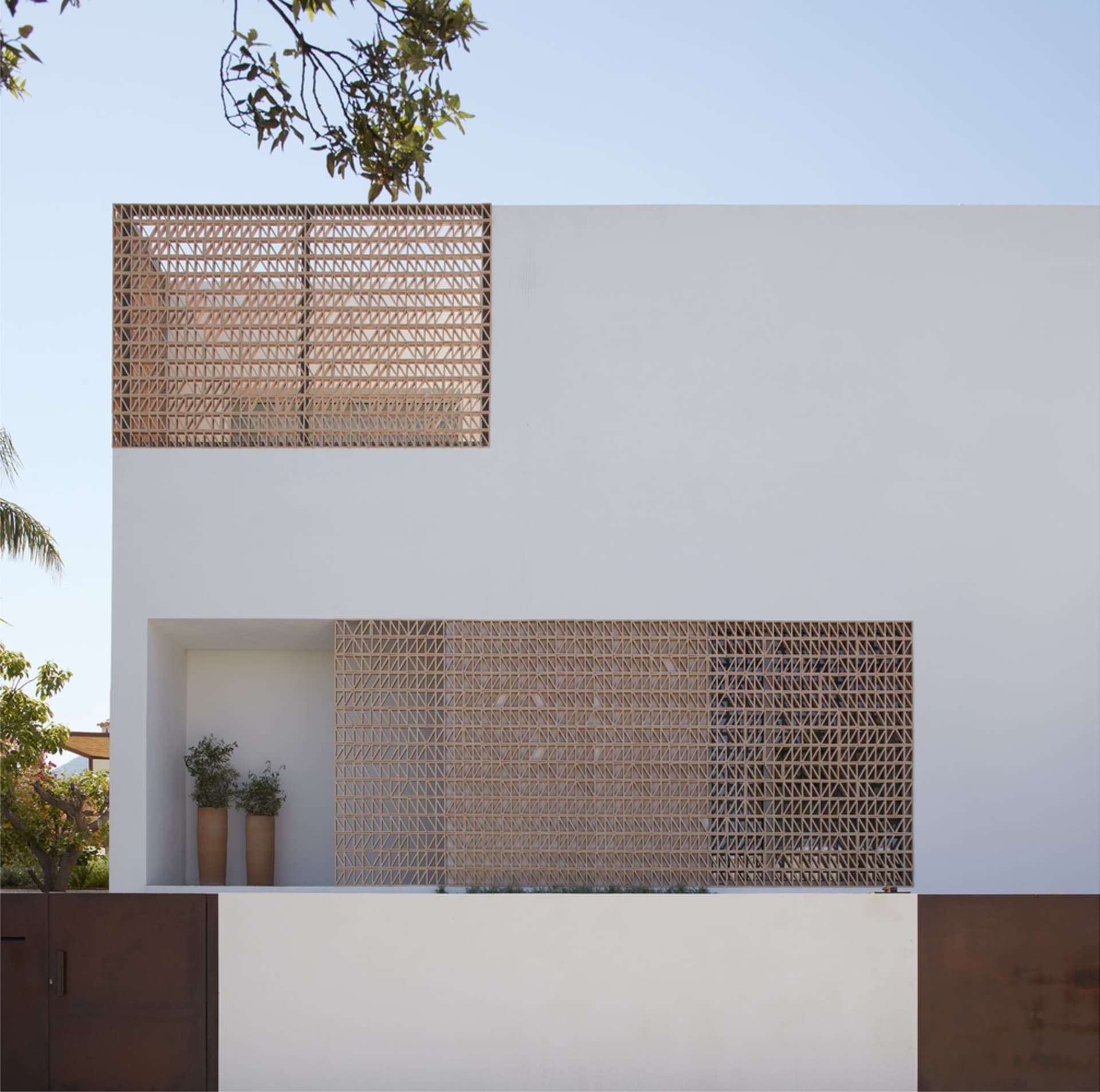 現代建築外觀搭配木質屏風