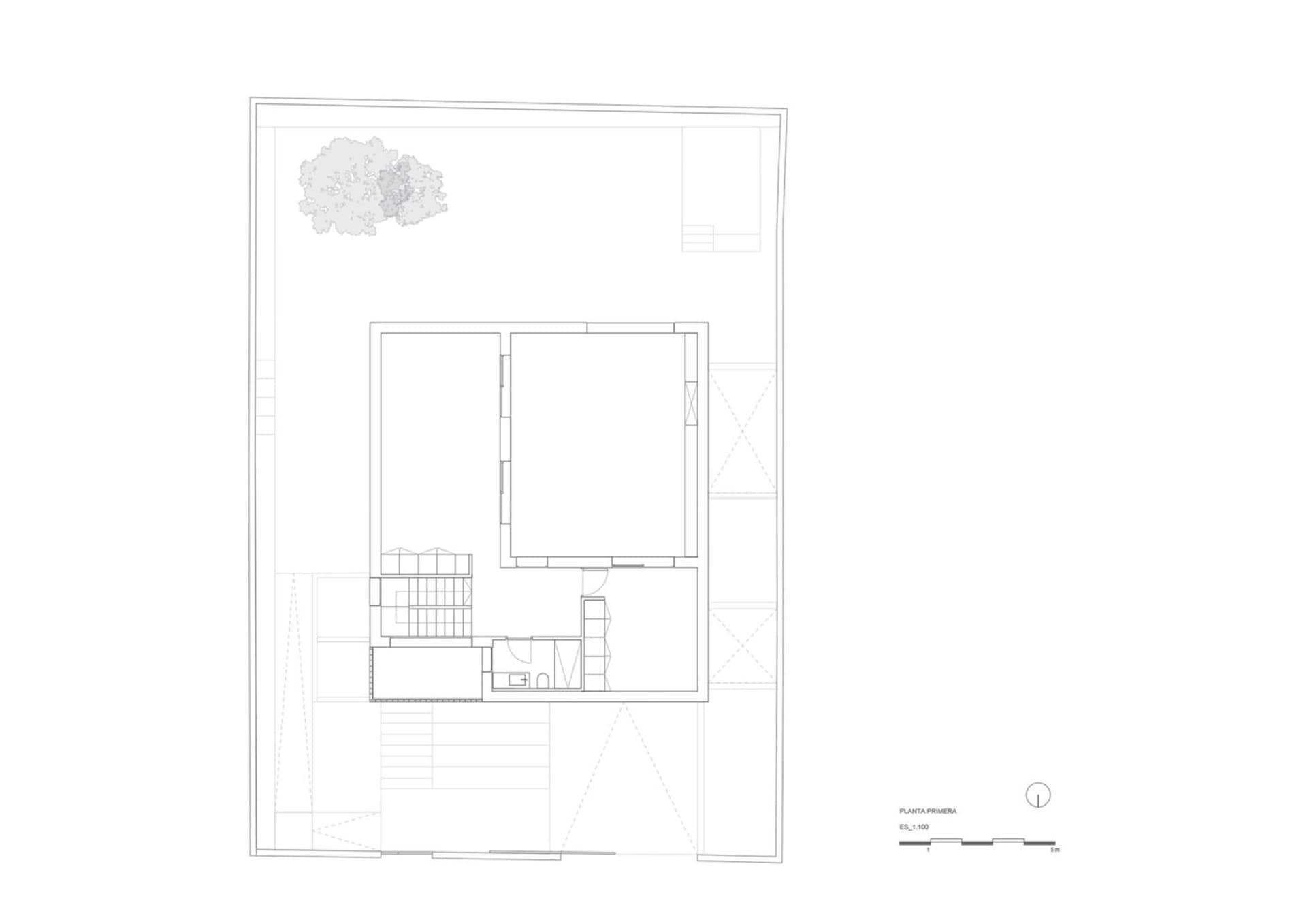 一張詳細的住宅建築平面圖,呈現空間配置、房間與結構細節。