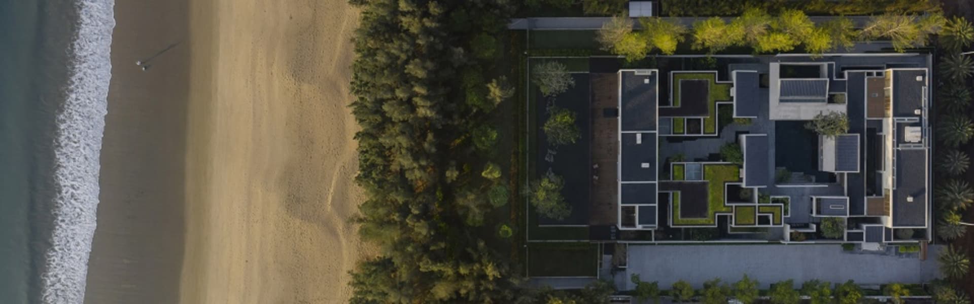 俯瞰海濱住宅大樓，採用混凝土、玻璃與金屬材質。