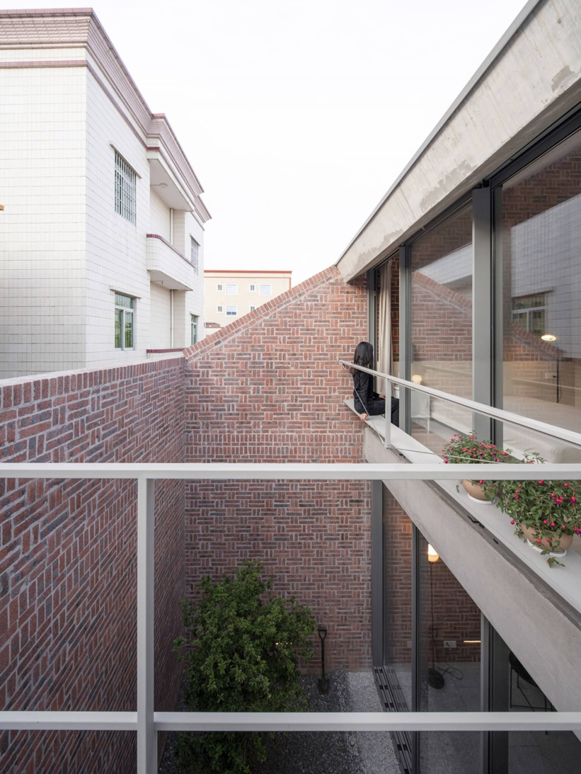 現代建築設計，展現磚牆室內空間