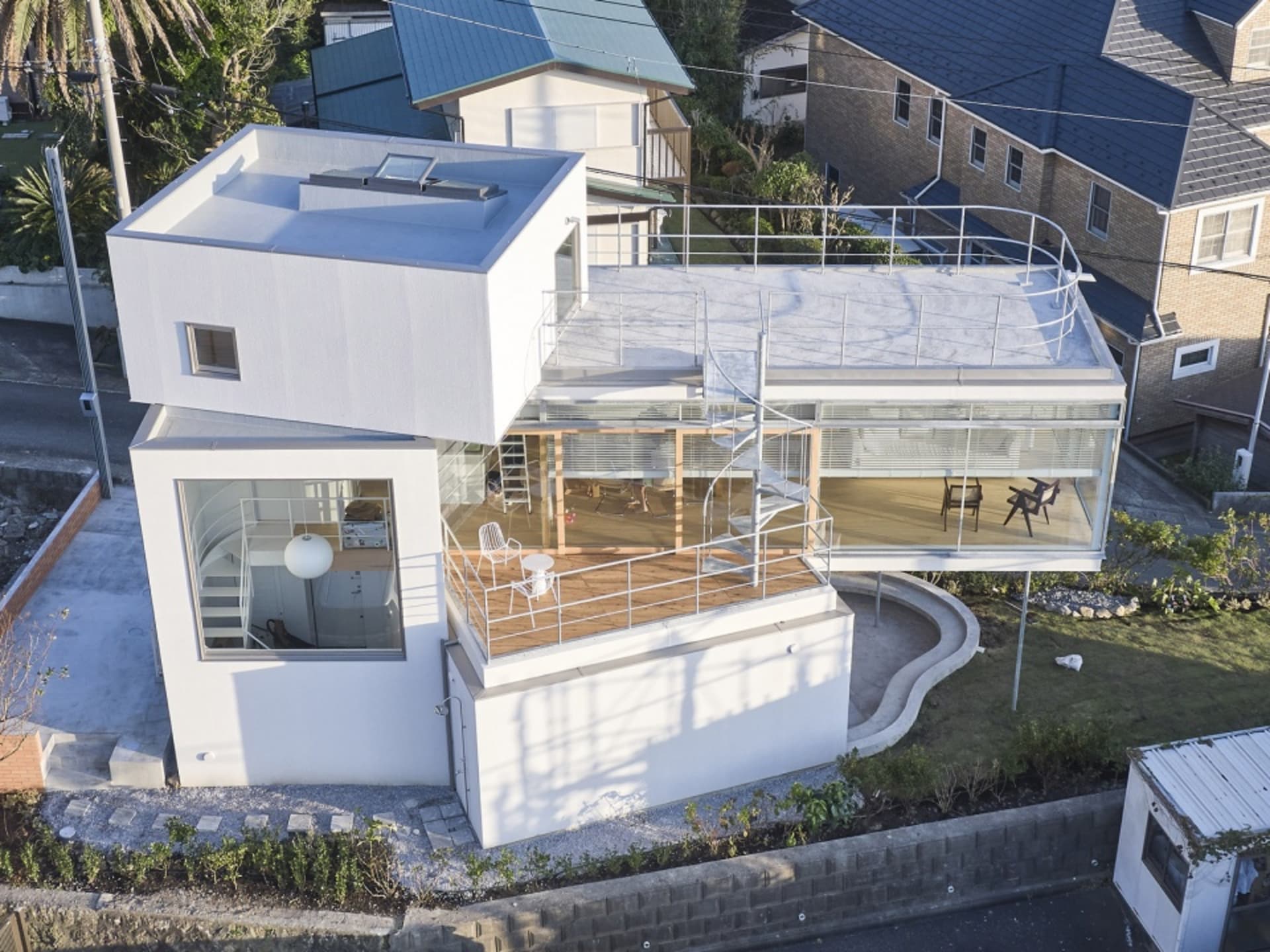 現代白色玻璃特色住宅