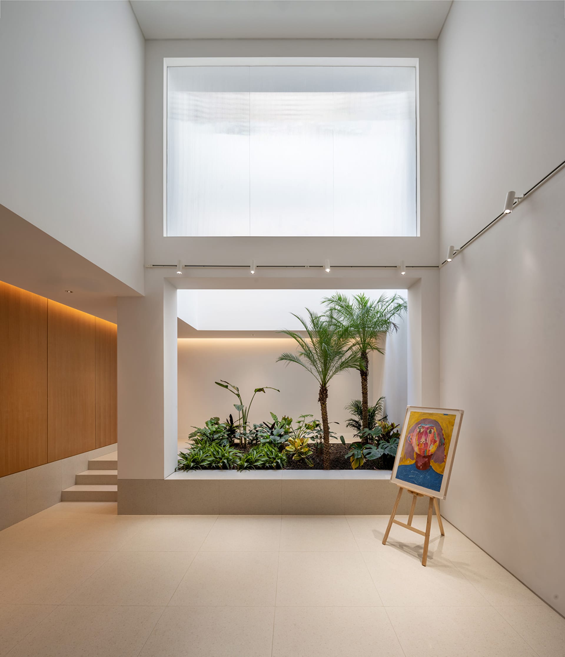 現代客廳融合多種材質，搭配熱帶植物與藝術作品。