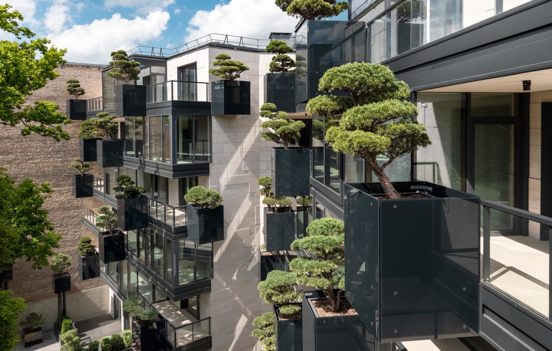 現代住宅開發，融入綠色植物與混凝土玻璃結構