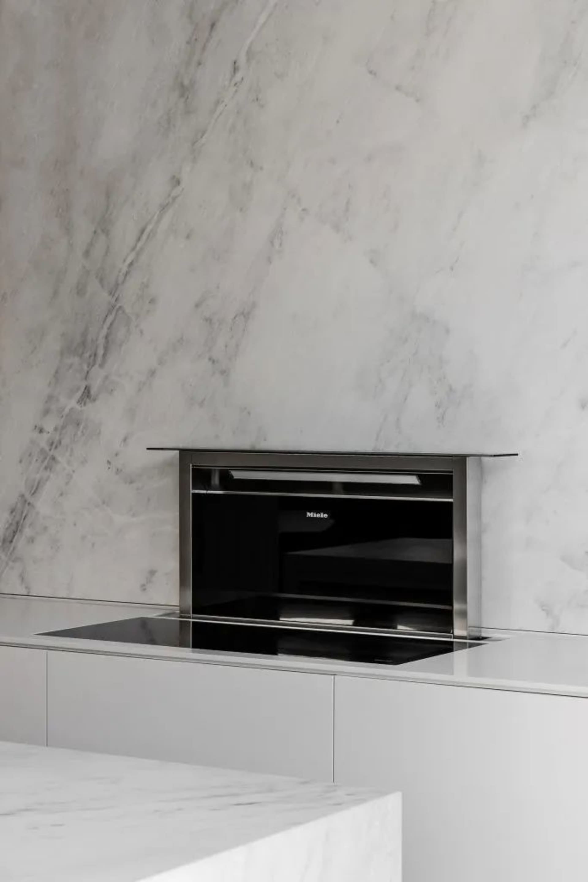現代廚房配備大理石檯面、 backsplash 及牆面